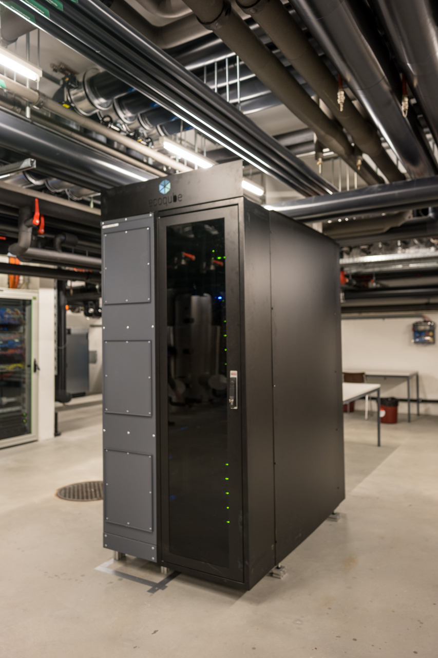 riscaldamento intelligente: il centro dati è collegato alla rete a media o bassa temperatura esistente del NEST di Dübendorf (sede degli istituti federali EMPA ed EAWAG nel Canton Zurigo) ed emette calore di scarto (Foto: EMPA)