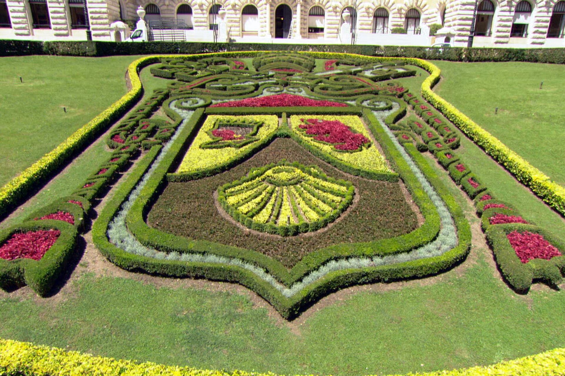 Benedetto XVI: lo stemma di Papa Benedetto XVI in una aiuola dei Giardini Vaticani
