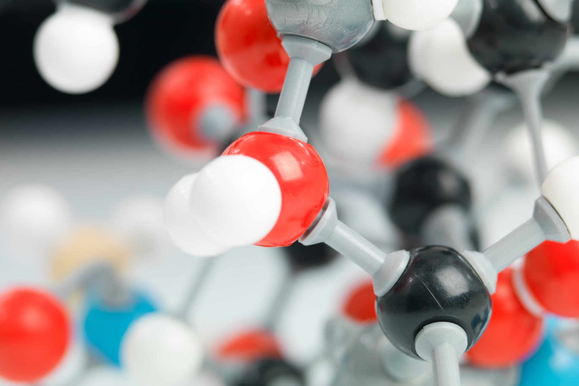 Freni: il neutrone è una particella subatomica costituita da un quark up e due quark down, con carica elettrica netta pari a zero. In quanto formato da quark appartiene alla famiglia degli adroni, in particolare al gruppo dei barioni