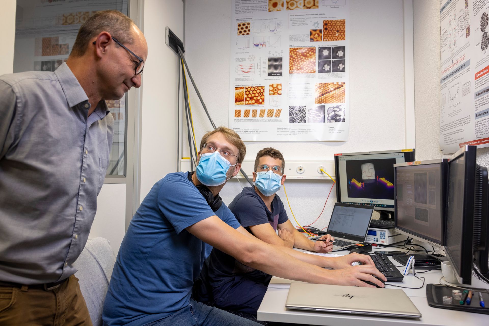 CarboQuant: Pascal Ruffieux, membro del team CarboQuant del Laboratorio Federale Svizzero per la Scienza e la Tecnologia dei Materiali, discute le immagini del Microscopio a Effetto Tunnel con il “postdoc” Nils Krane e con il dottorando Elia Turco