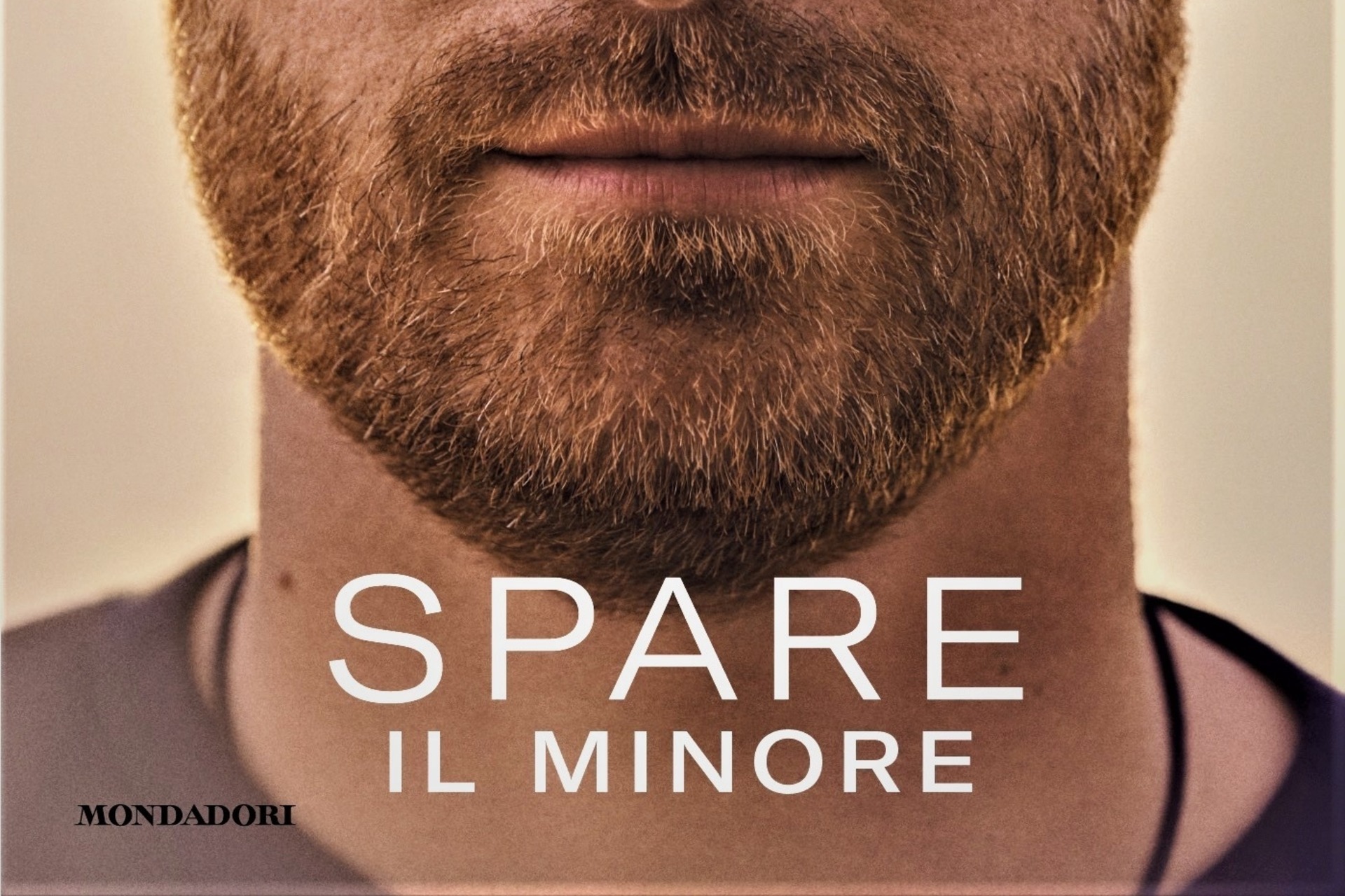 Spare: la parte inferiore della copertina del libro autobiografico del Principe Harry, Duca di Sussex, nella versione italiana pubblicata da Mondadori con il titolo “Spare, il minore”