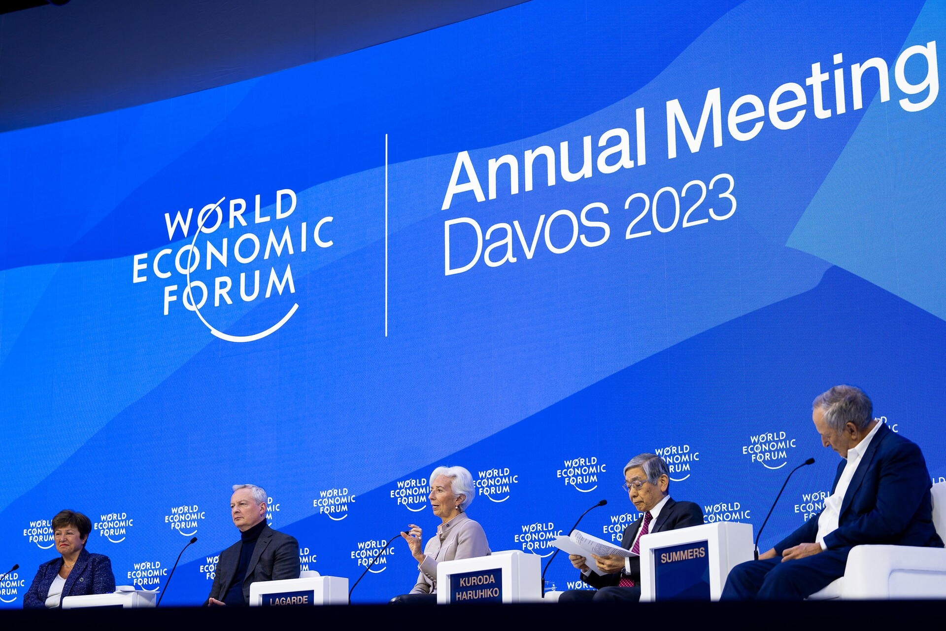 WEF: Kristalina Georgieva, Direttrice Operativa del Fondo Monetario Internazionale e Membro del Consiglio di Amministrazione del World Economic Forum, Bruno Le Maire, Ministro dell'Economia, delle Finanze e della Sovranità Industriale e Digitale della Francia, Christine Lagarde, Presidente della Banca Centrale Europea e Membro del Consiglio di Amministrazione del World Economic Forum, Kuroda Haruhiko, Governatore della Banca del Giappone, e Lawrence H. Summers, Professore della Charles W. Eliot University e dell’Harvard Kennedy School Government, intervenuti nel corso del Global Economic Outlook “Is this the End of an Era?” all’edizione 2023 del World Economic Forum a Davos