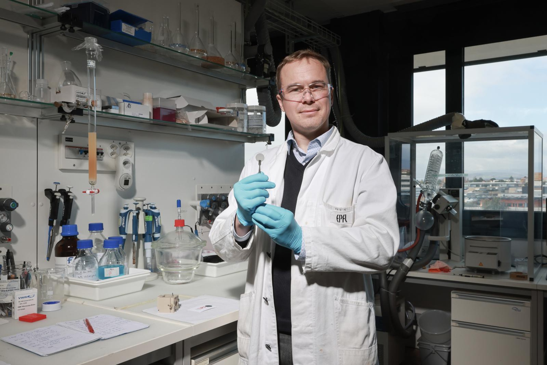 Carburanti solari: Kevin Sivula e la sua équipe presso il Politecnico Federale di Losanna hanno inventato una sorta di foglia artificiale a energia solare per raccogliere idrogeno dal vapore acqueo dell’aria