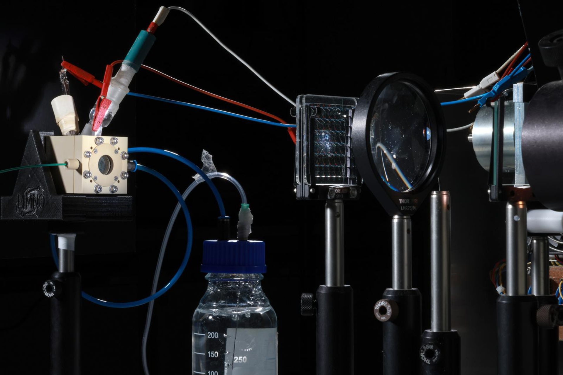 Carburanti solari: gli ingegneri chimici del Politecnico Federale di Losanna hanno inventato una foglia artificiale a energia solare, costruita su un nuovo elettrodo trasparente e poroso, in grado di raccogliere l'acqua dall'aria per convertirla in idrogeno