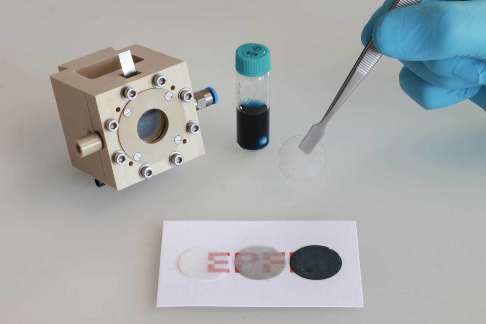 Carburanti solari: gli ingegneri chimici del Politecnico Federale di Losanna hanno inventato una foglia artificiale a energia solare, costruita su un nuovo elettrodo trasparente e poroso, in grado di raccogliere l'acqua dall'aria per convertirla in idrogeno