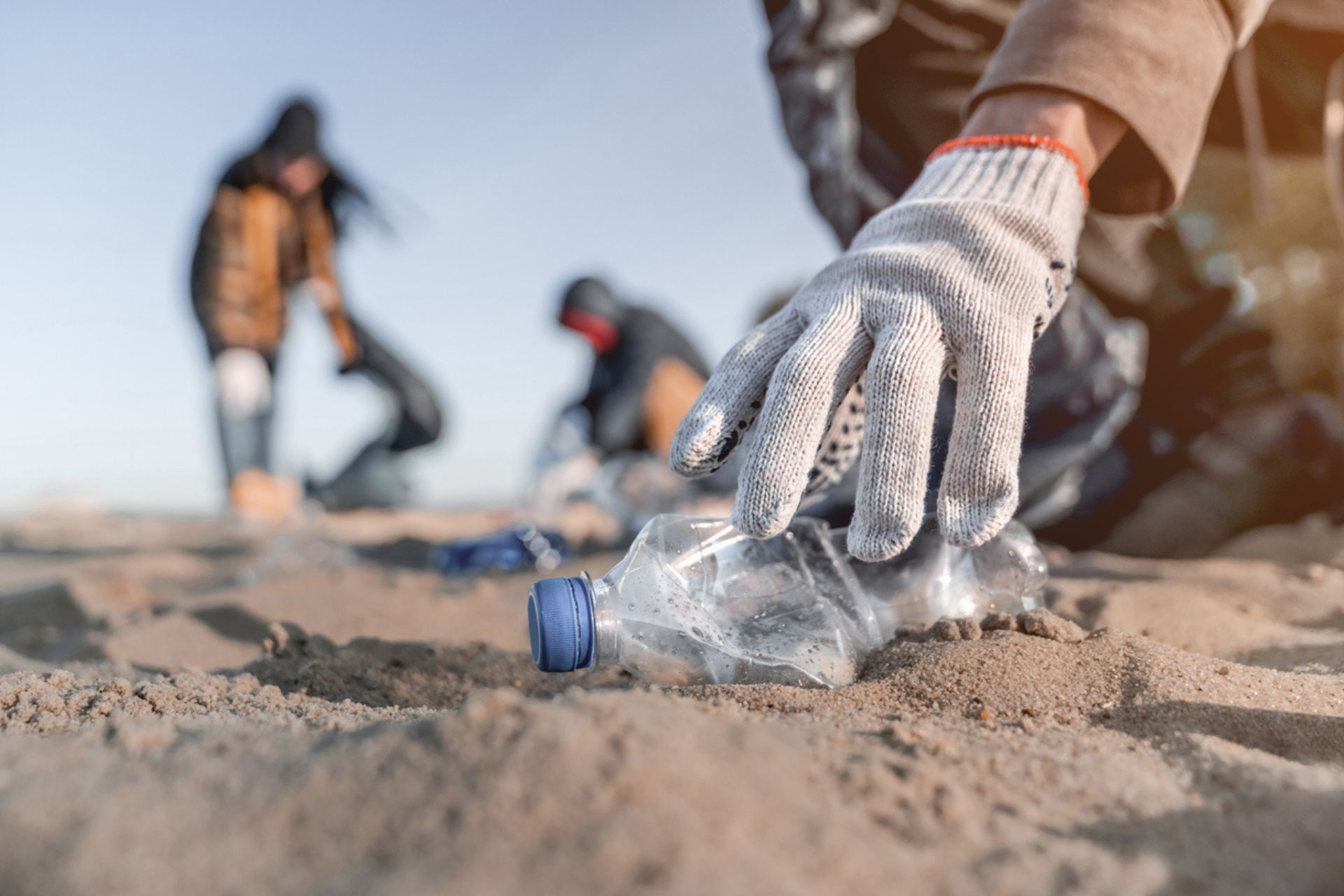 una raccolta di rifiuti organizzata in spiaggia