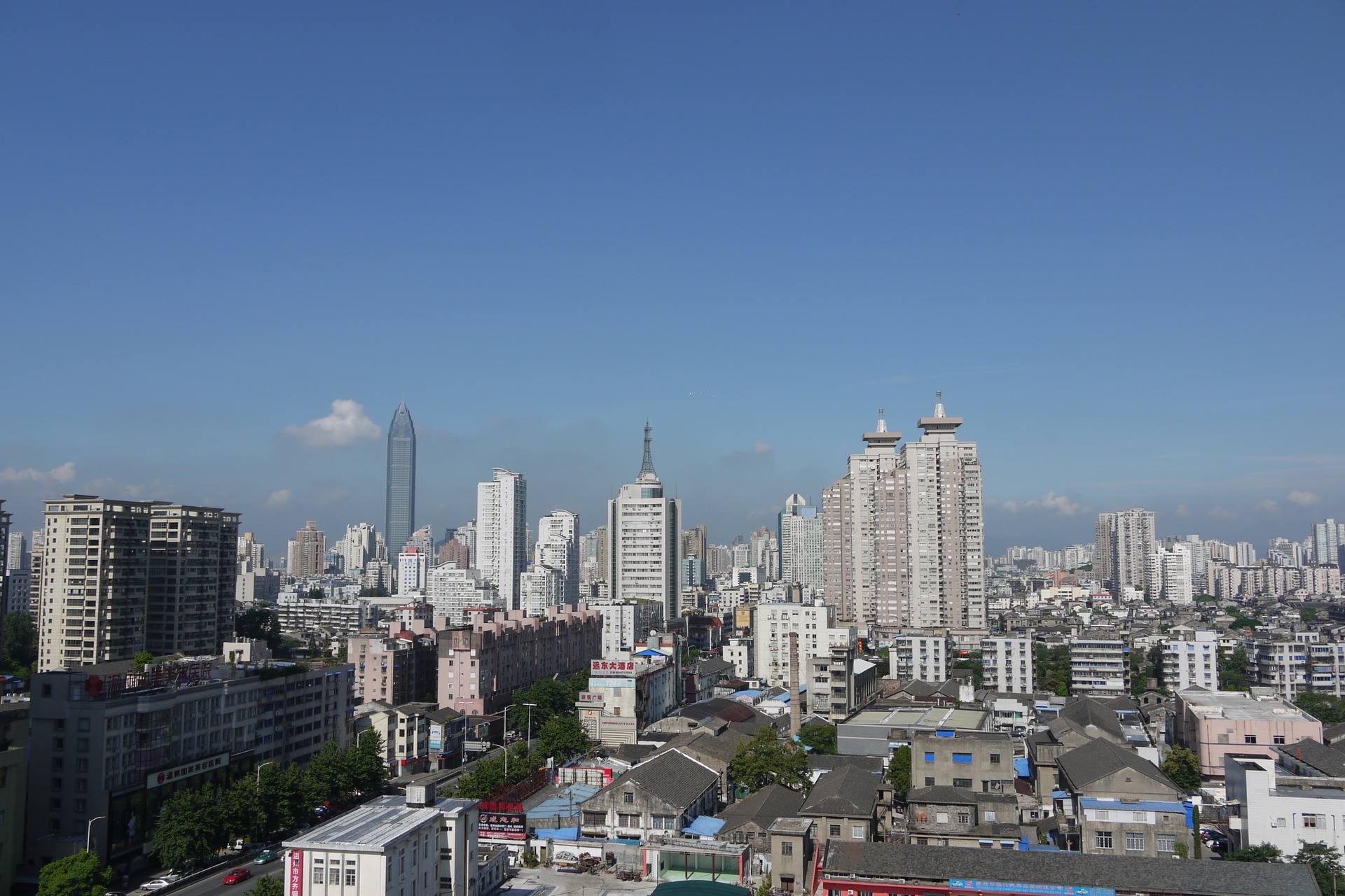 Healthcare: Wenzhou è una città-prefettura situata nella parte sud-est della Provincia cinese dello Zhejiang, con una popolazione di circa 9 milioni e duecentomila abitanti, una superficie di 1082 km quadrati e affacciata a oriente sul Mar Cinese Orientale: la stragrande maggioranza dei cinesi in Italia proviene da lì e dalle contee circostanti