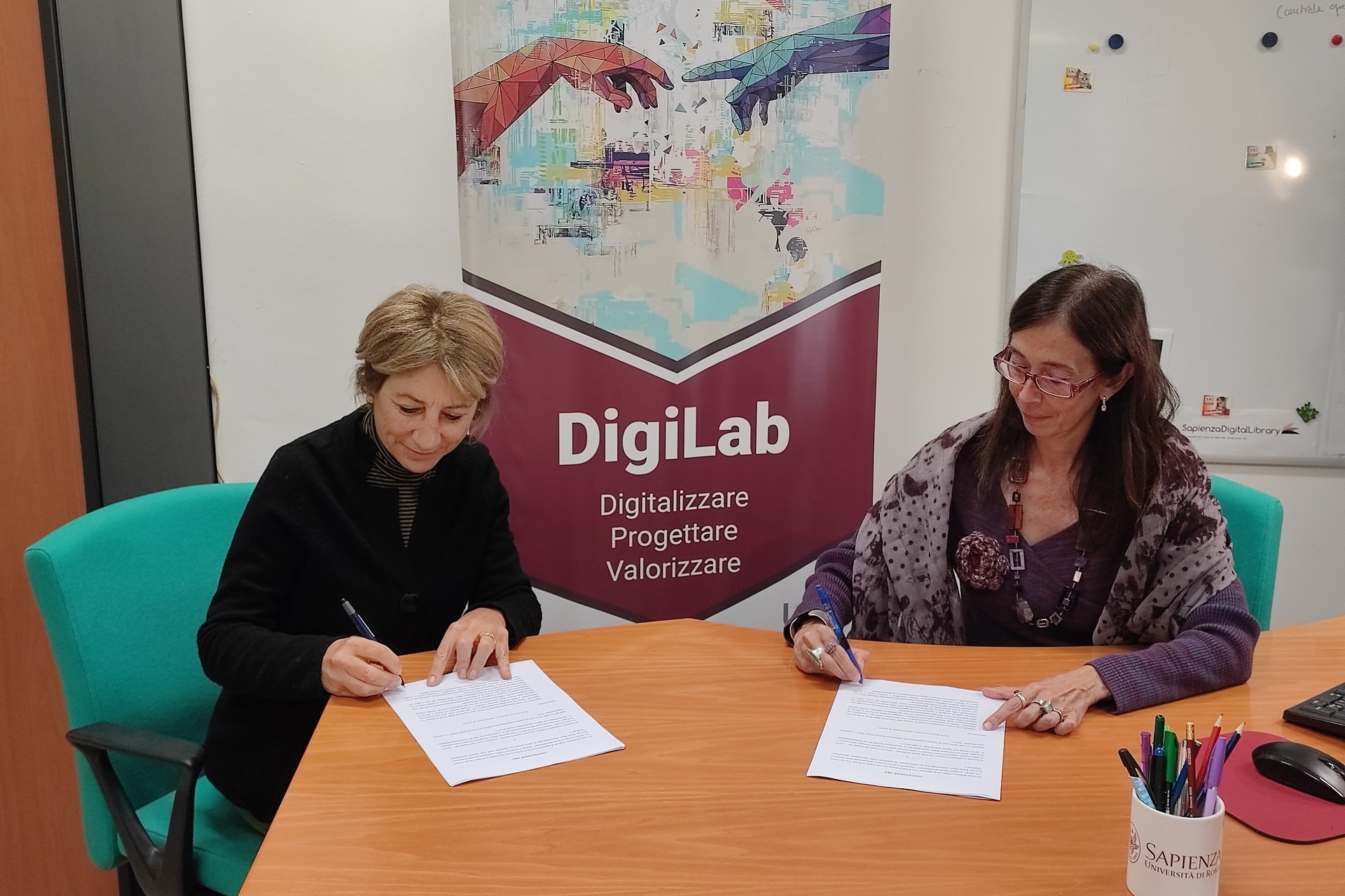 ArcheoVerso: Giovanna Barni, Consigliera Delegata Innovazione e Sviluppo di CoopCulture, e Paola Buzi, Direttrice presso il Centro di Ricerca DigiLab della Sapienza Università di Roma, hanno firmato la convenzione che dà il via al progetto culturale