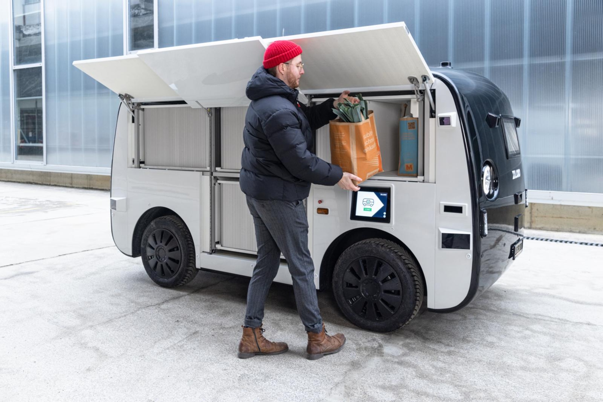 Migronomous: il furgone elettrico a guida autonoma che giornalmente collega il supermercato Migros e gli stabilimenti Schindler di Ebikon nel Canton Lucerna