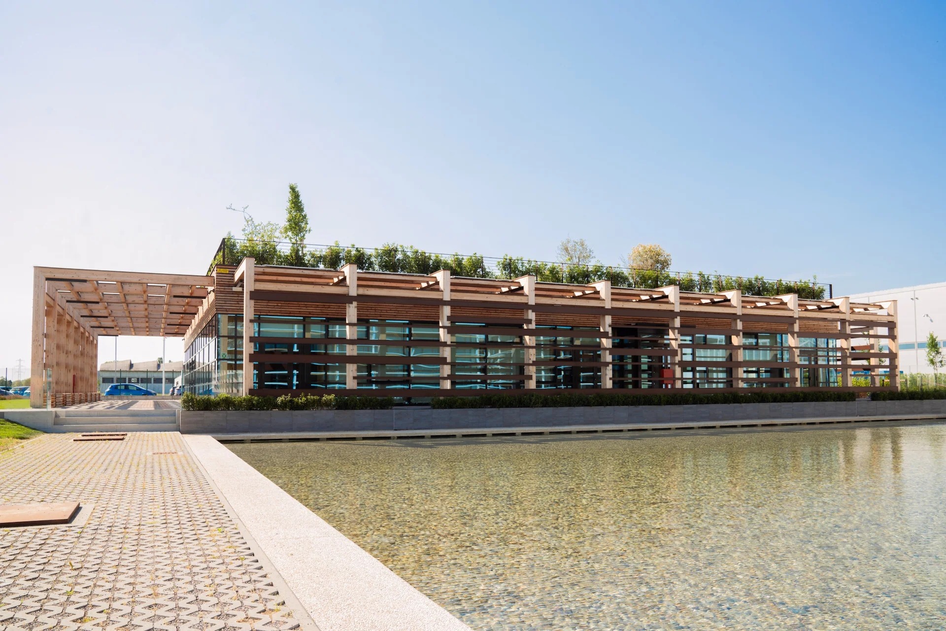 Philip Morris: l’IMC (Philip Morris Institute for Manufacturing Competences) è il centro del gruppo PMI per l’alta formazione e lo sviluppo delle competenze legate a Industria 4.0: è stato inaugurato nel giugno del 2022 nel polo produttivo di Crespellano (Bologna)