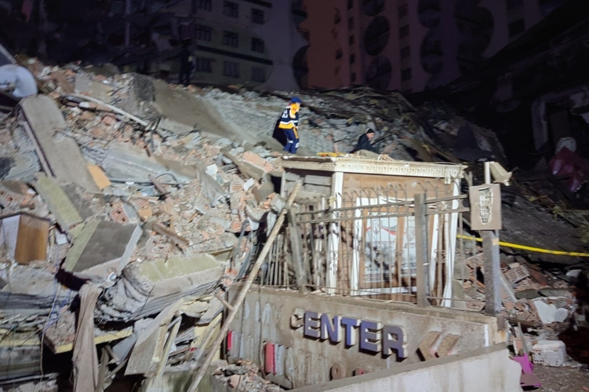 Cryptovalute: i rottami di un edificio crollato nel Galeria Business Center di Diyarbakır, in Turchia, per effetto del terremoto verificatosi nell’Anatolia meridionale fra il 5 e il 6 febbraio 2023