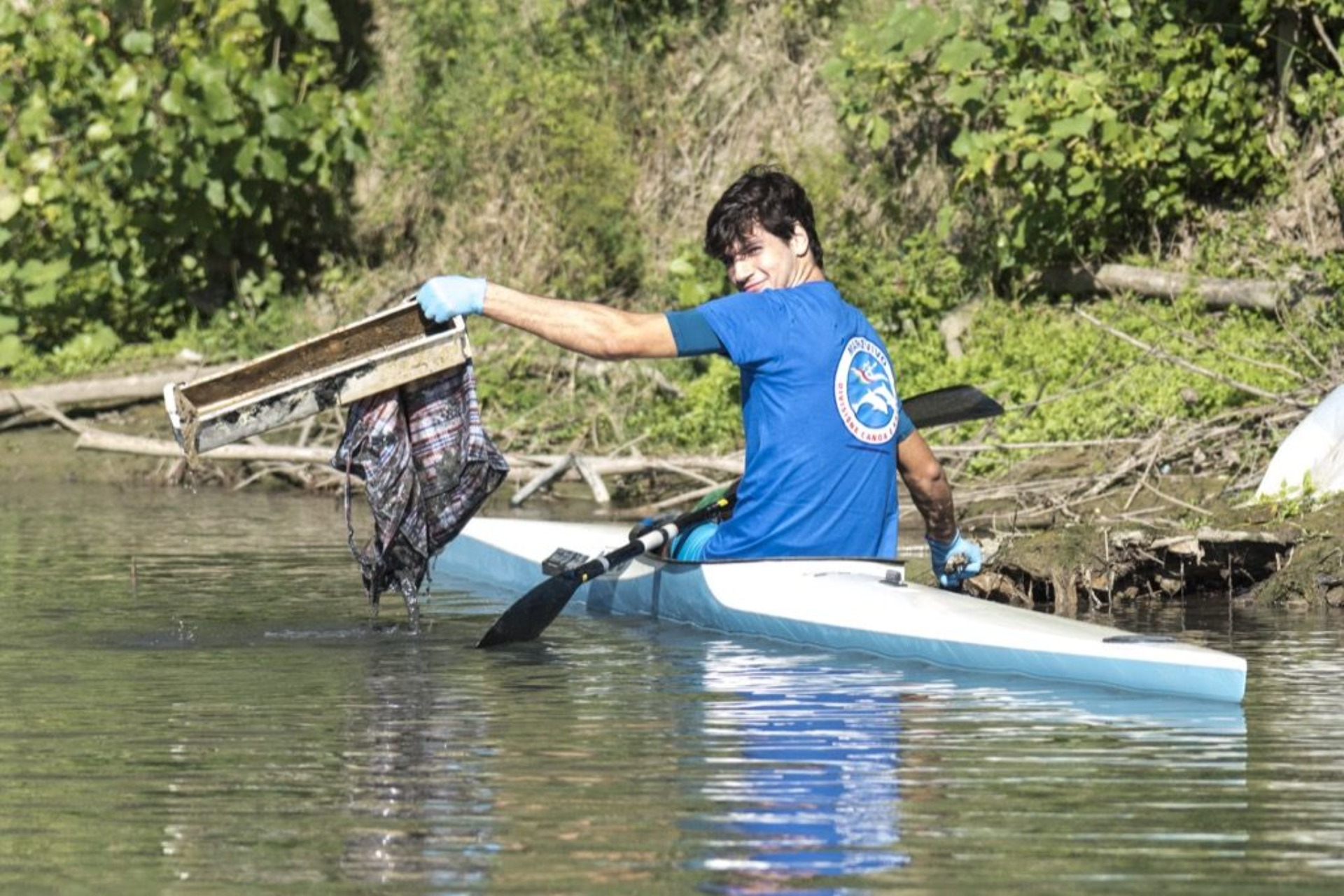 Volontariato green: un volontario di Marevivo