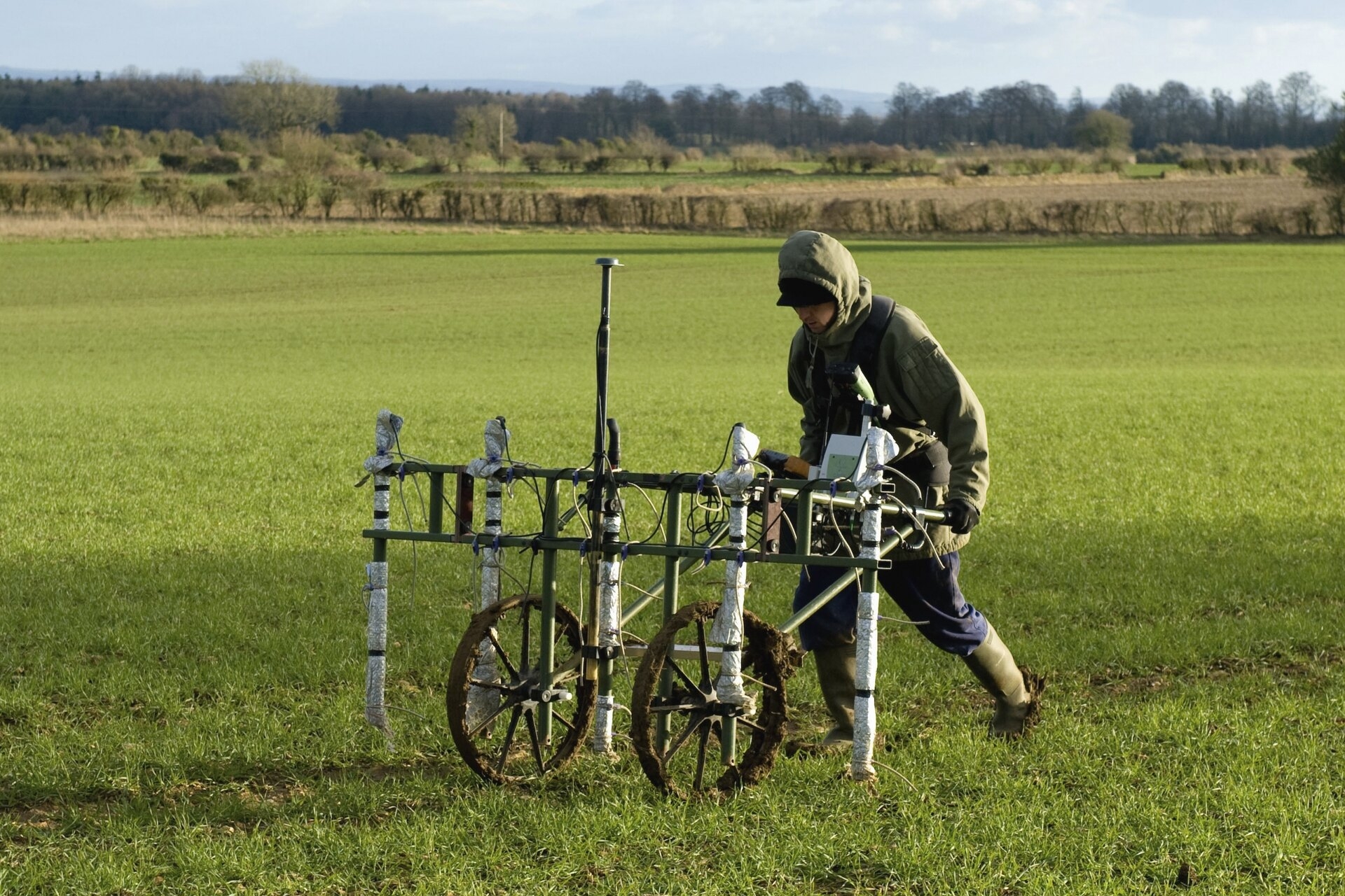 Sottosuolo: un geologo alle prese con un'attività di rilevamento e controllo del suolo in un terreno coltivato