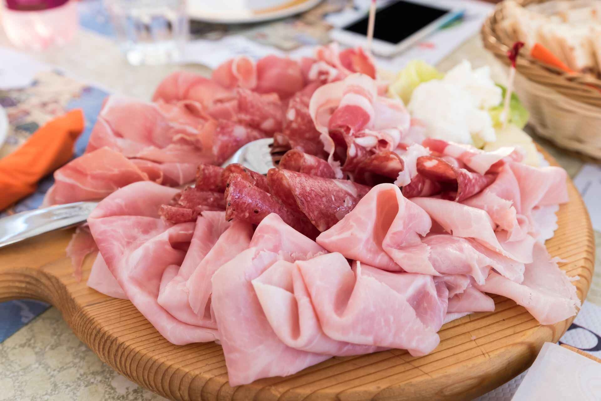 Psoriasi: si sconsiglia il consumo di salumi e insaccati perché sono la causa principale di stress per il sistema immunitario