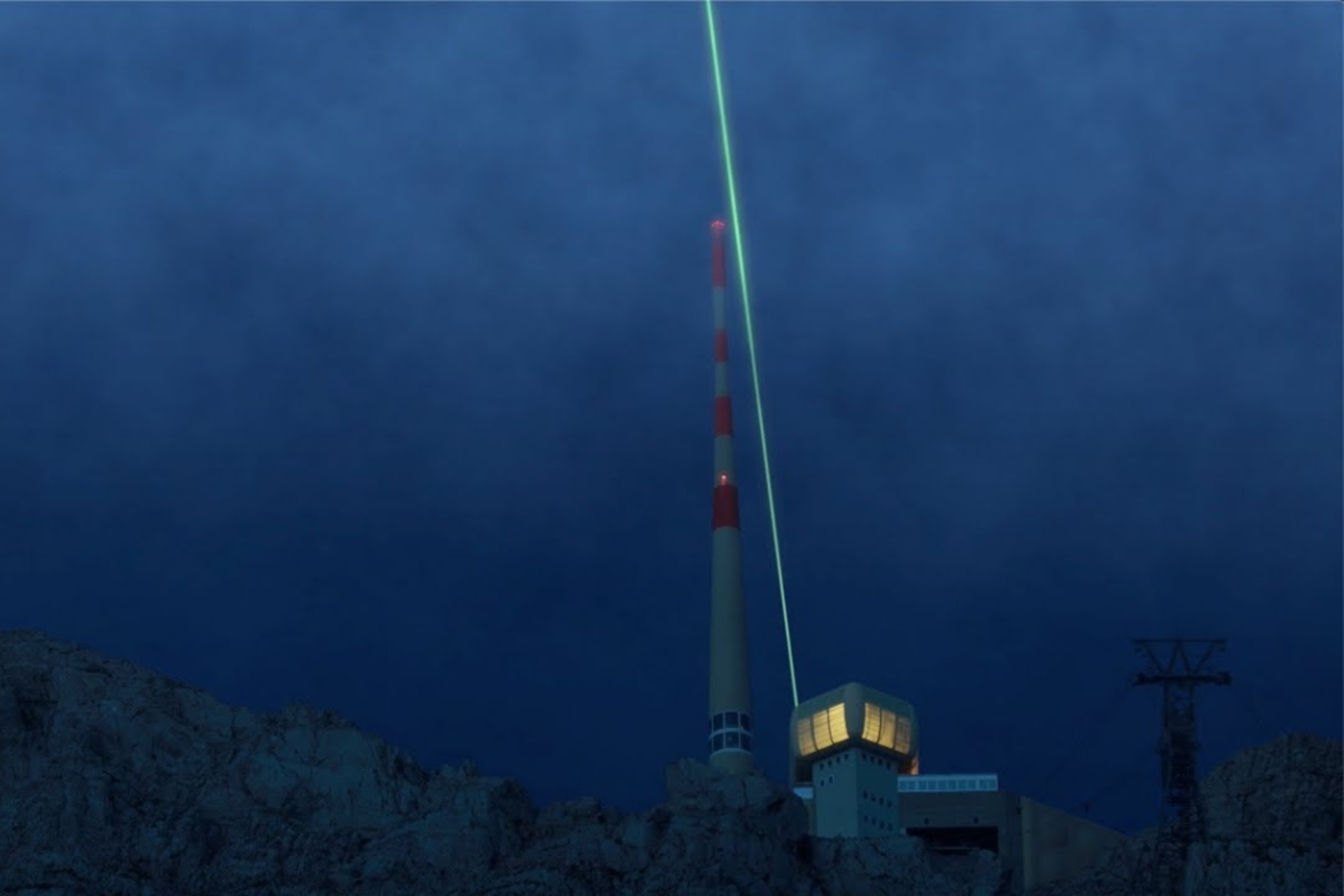 Fulmine: la raffigurazione del raggio laser che ha deviato un fulmine a terra per circa 60 metri sul monte Säntis, al confine fra i Cantoni di Appenzello Interno ed Esterno e quello di San Gallo, grazie a un esperimento scientifico condotto dall’Università di Ginevra