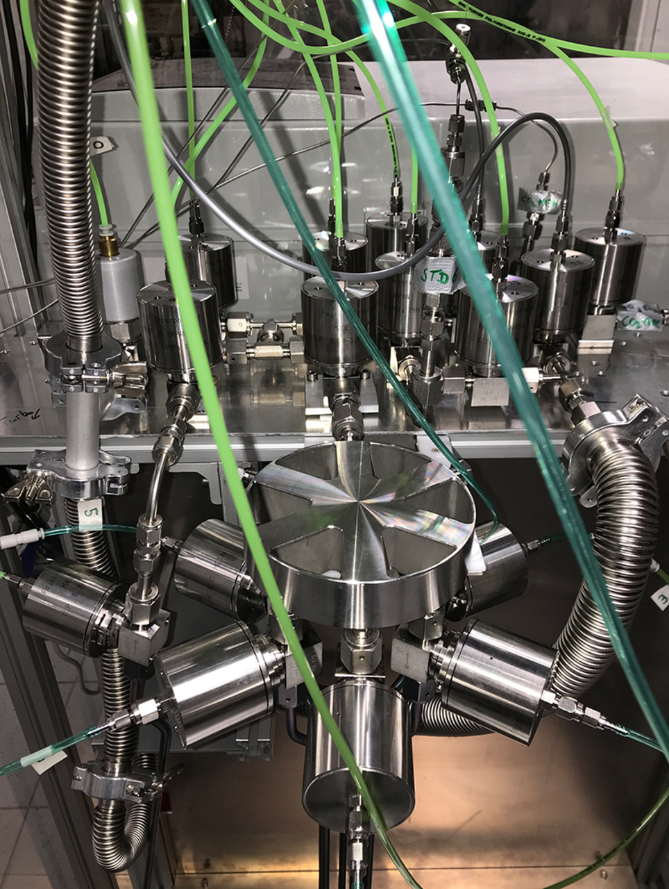 Ghiaccio: lo Spettrometro Laser sviluppato dall'EMPA, sullo sfondo, con sistema di ingresso automatico per i campioni d'aria delle carote di ghiaccio, in primo piano: l'aria estratta dal ghiaccio antico può essere analizzata senza distruggere il campione, in modo da poterlo utilizzare successivamente per ulteriori analisi