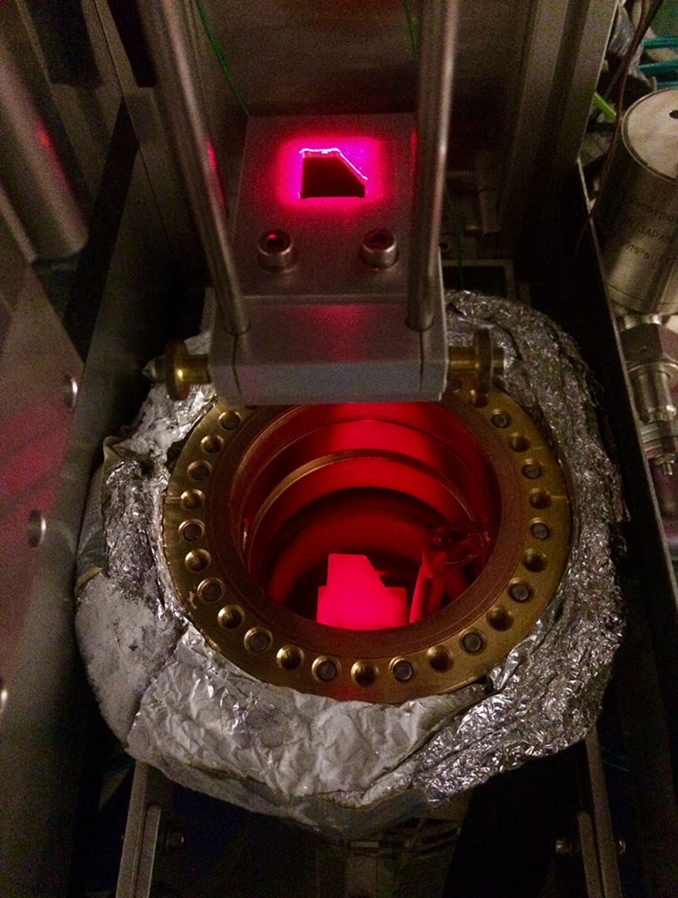 Ghiaccio: il team guidato da Lukas Emmenegger, Responsabile del Dipartimento "Inquinanti Atmosferici/Tecnologia ambientale" dell'EMPA, ha sviluppato un nuovo spettrometro laser in grado di misurare i gas serra su un campione di appena 1,5 millilitri di aria: all'Università di Berna è stato ideato e costruito parallelamente per tale attività un nuovo sistema di estrazione per sublimazione, che consente di ottenere campioni d'aria così piccoli in modo continuo e senza contaminazione da una carota di ghiaccio
