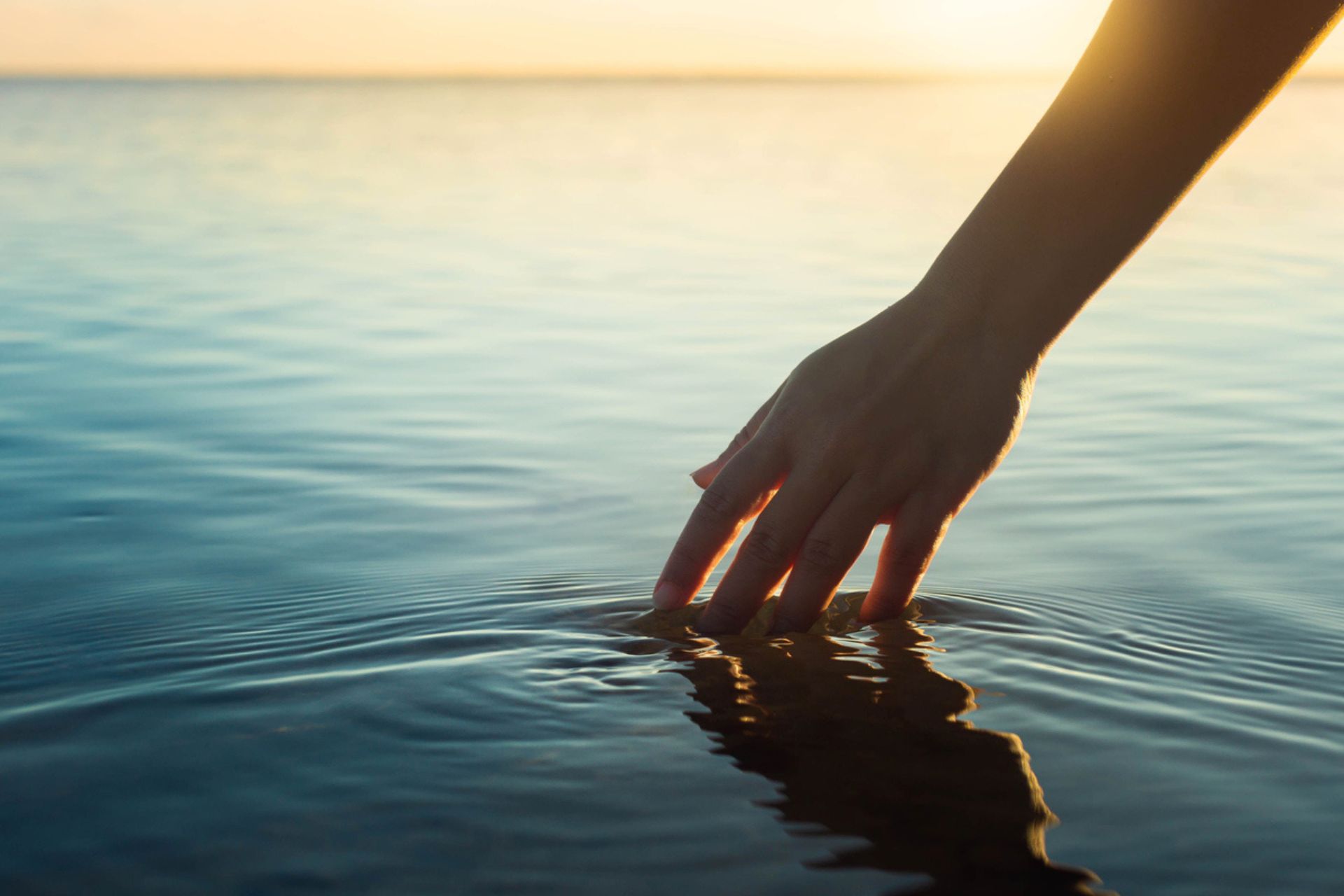 acqua: una mano tocca l'acqua