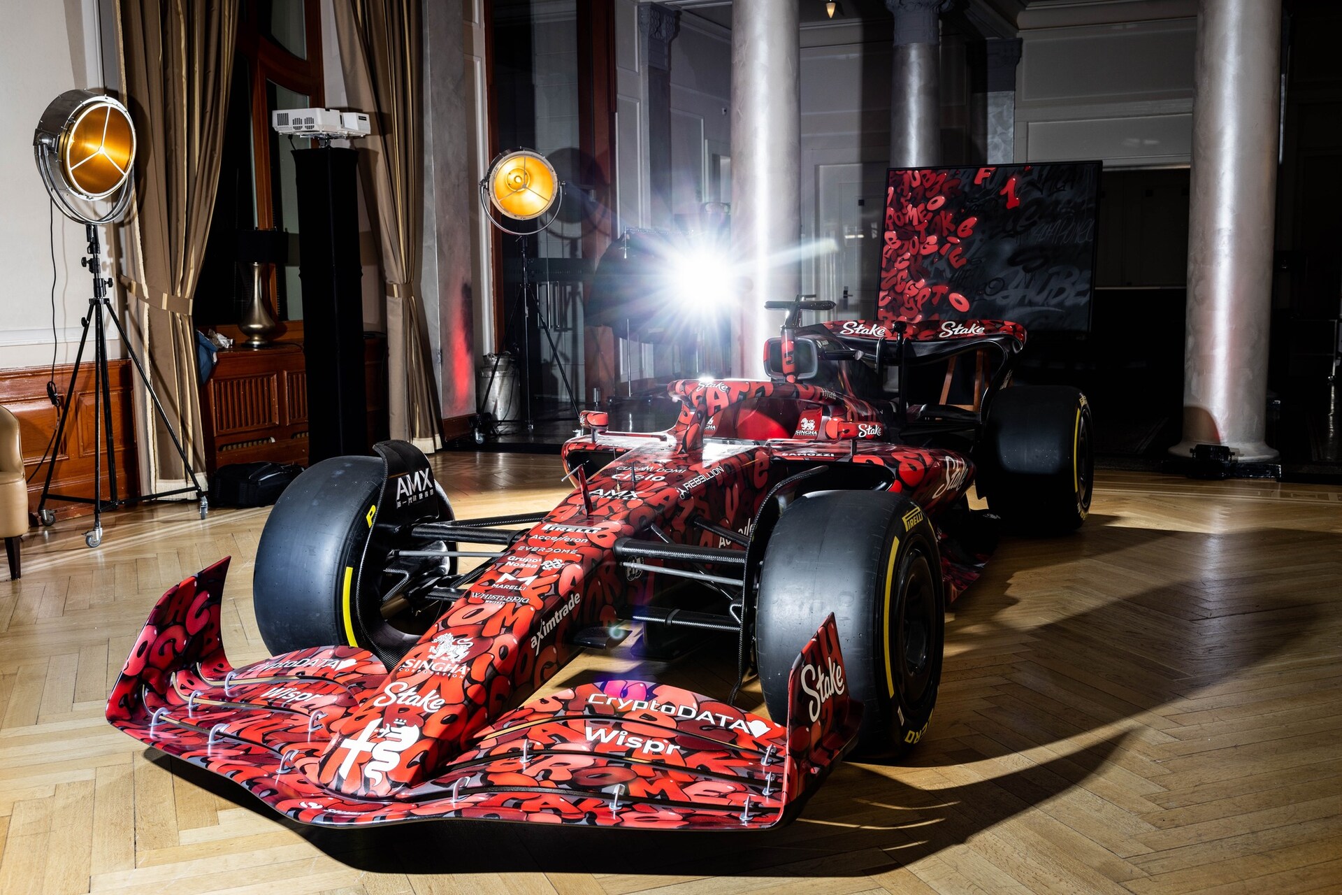 BOOGIE: il team Alfa Romeo F1 Team Stake ha avviato una collaborazione con BOOGIE, artista tedesco di fama mondiale operativo a Basilea, per creare un progetto volto ad avvicinare i fan alla squadra e a celebrare l'inizio della stagione 2023