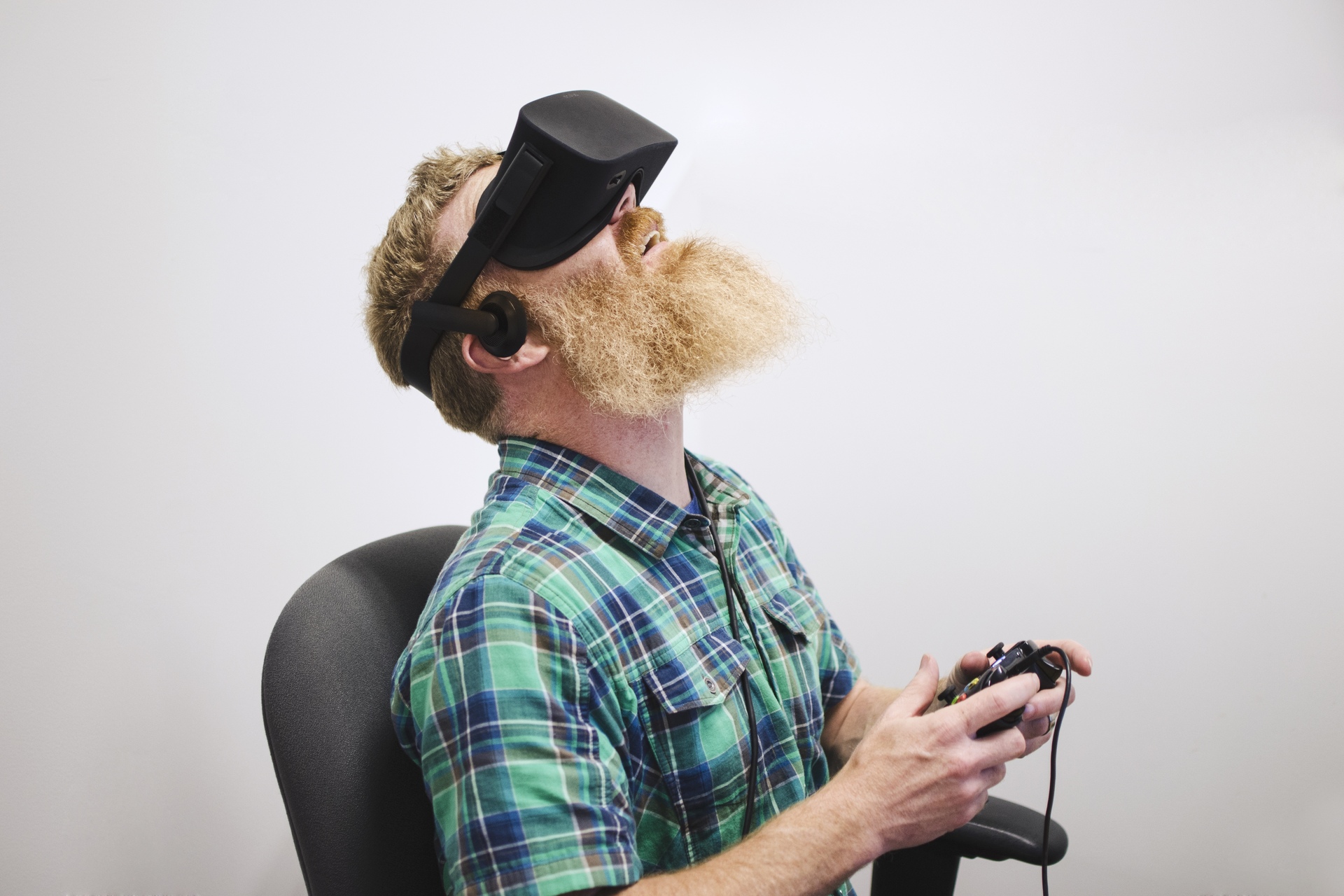 per lo studio "Intelligence at play: game-based assessment using a virtual reality application", i ricercatori dell'Università di Scienze Applicate del Vorarlberg (FHV), dell’Università del Liechtenstein e dell’Università di Colonia hanno fatto giocare più di 100 persone di diversa estrazione in laboratorio con il gioco VR commerciale "Job Simulator" e hanno applicato loro il test di intelligenza "BIS-4"