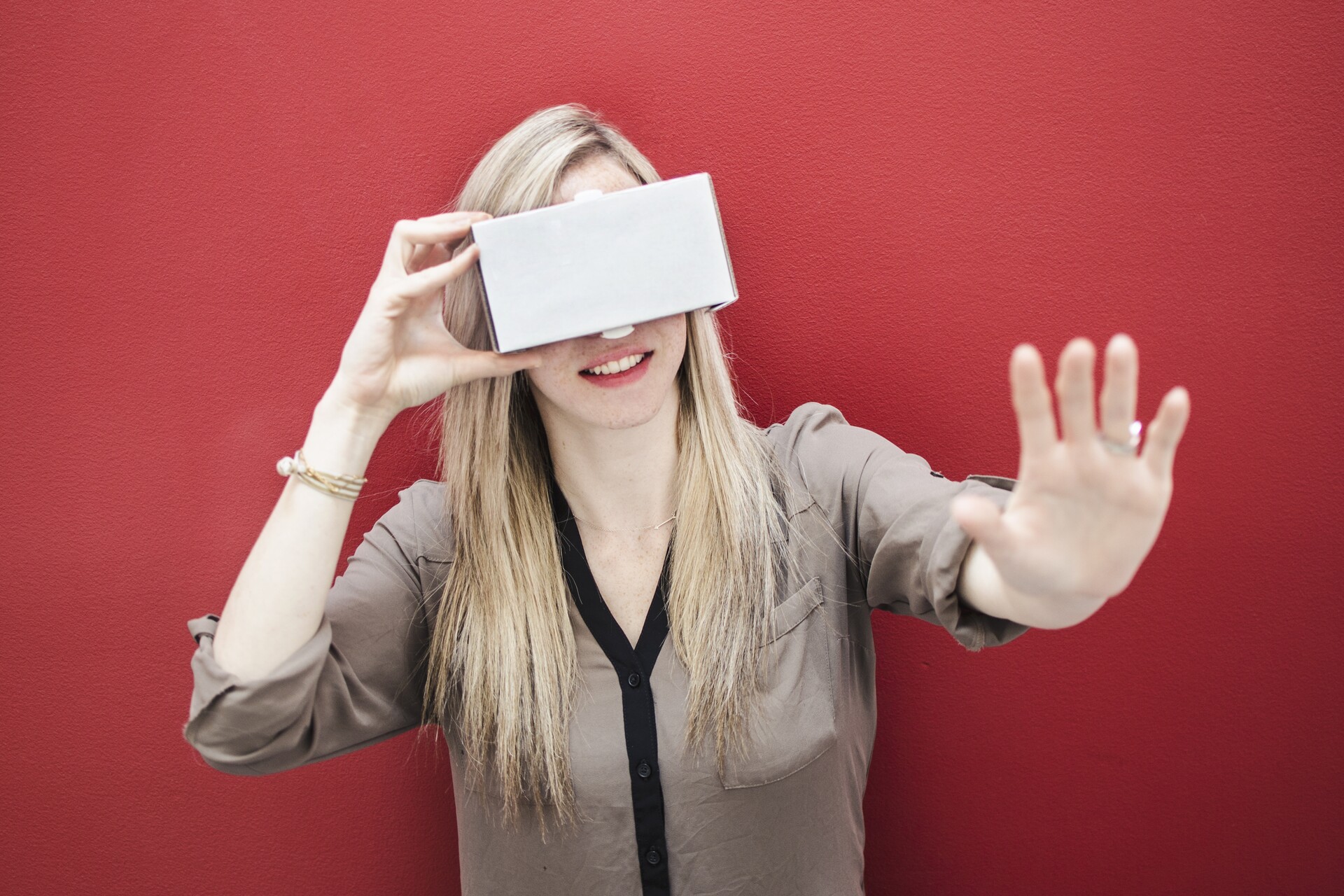 Intelligenza: per lo studio "Intelligence at play: game-based assessment using a virtual reality application", i ricercatori dell'Università di Scienze Applicate del Vorarlberg (FHV), dell’Università del Liechtenstein e dell’Università di Colonia hanno fatto giocare più di 100 persone di diversa estrazione in laboratorio con il gioco VR commerciale "Job Simulator" e hanno applicato loro il test di intelligenza "BIS-4"