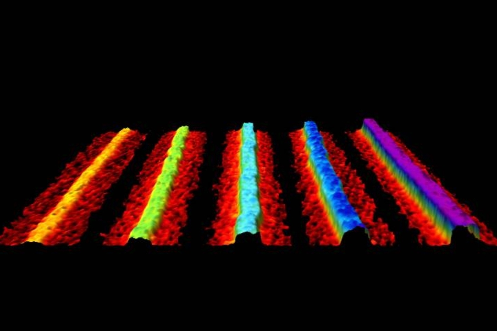 Plasmoni: successivamente agli studi sui plasmoni e il “Mare di Fermi” del Consiglio Nazionale delle Ricerche di Pisa e dell’Università di Ratisbona, i ricercatori dell'University College London in Inghilterra hanno realizzato, per la prima volta al mondo, minuscoli nastri flessibili di fosforo cristallino o fosforene, che potrebbero rivoluzionare l'elettronica e la tecnologia delle batterie a ricarica rapida