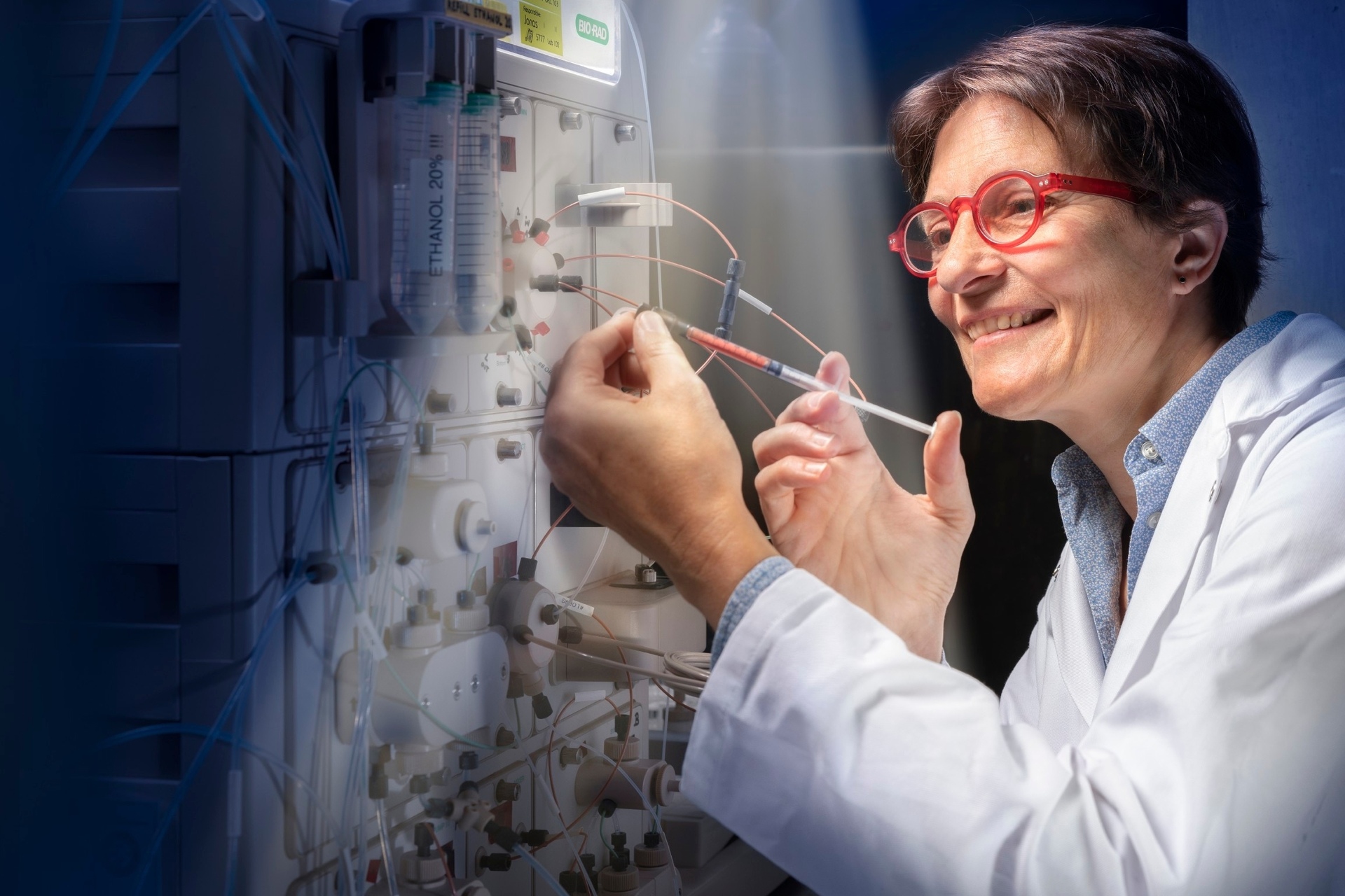 Occhio: Valérie Panneels, ricercatrice dell’Istituto Paul Scherrer di Villigen, mentre purifica la Rodopsina, la proteina di colore rosso contenuta nella siringa, per esaminarla successivamente al laser a elettroni liberi a raggi X dello SwissFEL