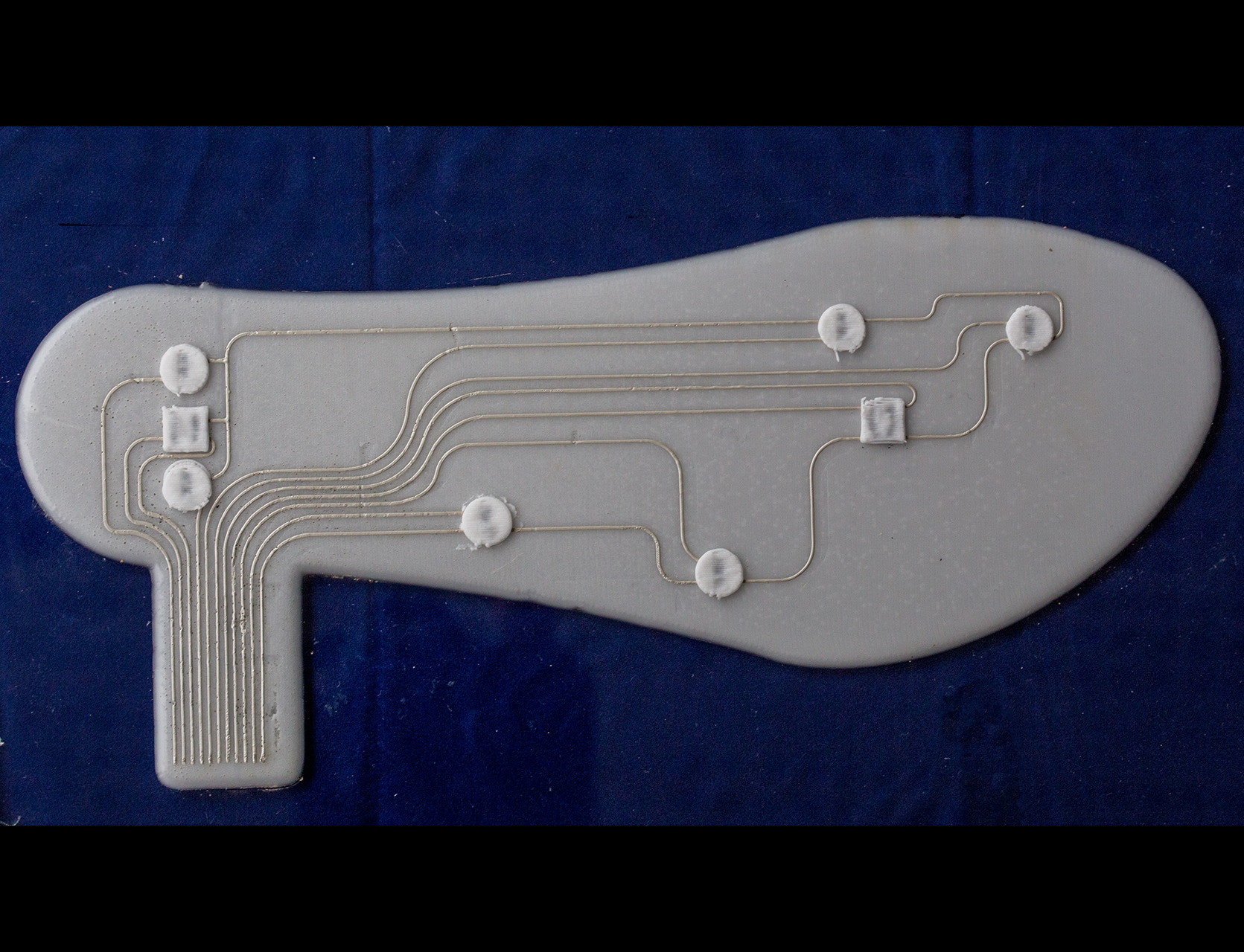 Solette: nella fase finale, i conduttori e i sensori delle solette stampate in 3D vengono ricoperti da un altro strato di silicone per proteggerli