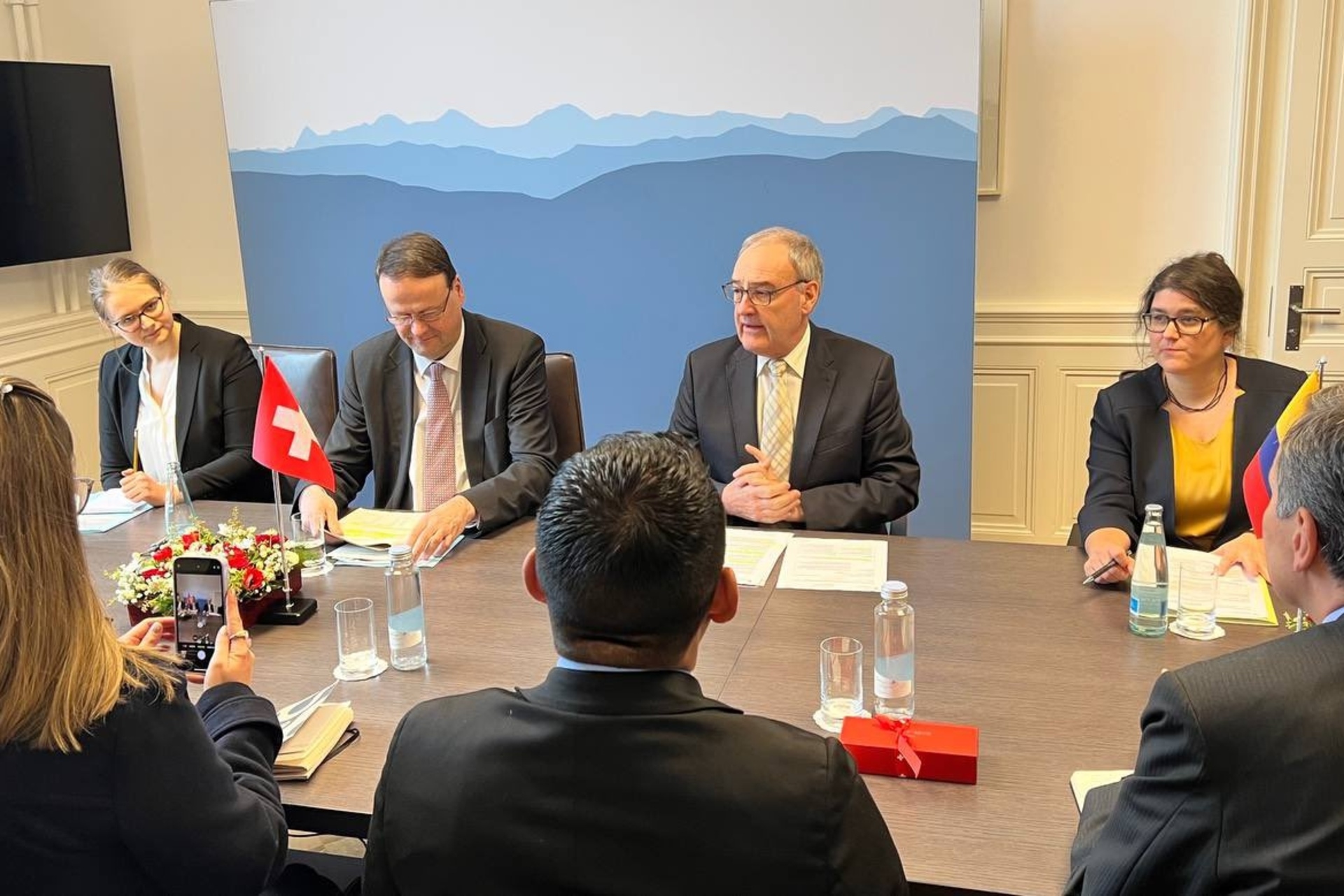 Svizzera e Colombia: l’incontro di Berna fra Guy Parmelin, Consigliere Federale della Confederazione Svizzera e Capo del Dipartimento Federale dell'Economia, della Formazione e della Ricerca, Arturo Luna, Ministro della Scienza, della Tecnologia e dell’Innovazione della Colombia, e le rispettive delegazioni in materia di collaborazione