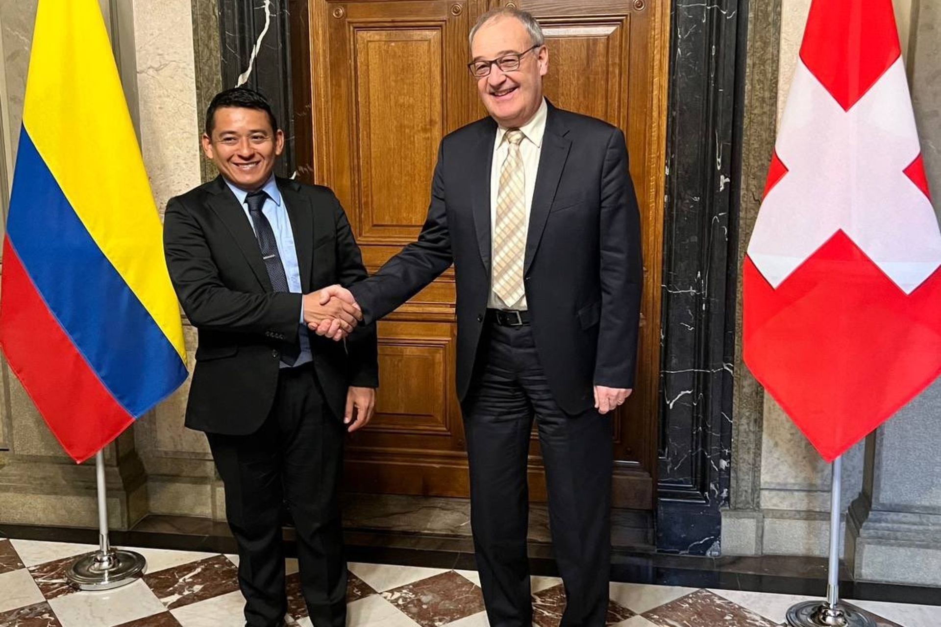 Svizzera e Colombia: l’incontro di Berna fra Guy Parmelin, Consigliere Federale della Confederazione Svizzera e Capo del Dipartimento Federale dell'Economia, della Formazione e della Ricerca, Arturo Luna, Ministro della Scienza, della Tecnologia e dell’Innovazione della Colombia, e le rispettive delegazioni in materia di collaborazione
