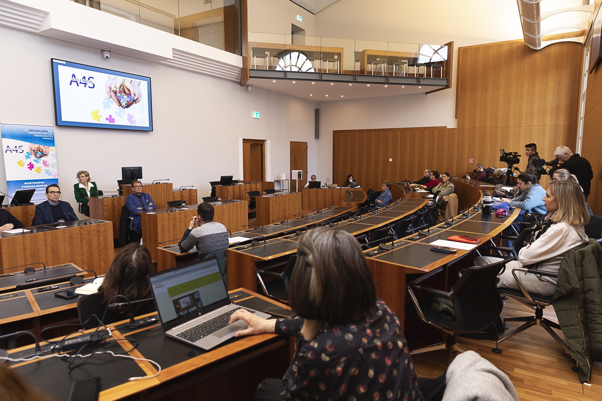 ated4special: la conferenza stampa di presentazione il 2 marzo 2023 del progetto tecnologico e solidale di contrasto all’autismo lanciato da ated-ICT Ticino, con il patrocinio della Città di Lugano, avvenuta alla presenza del Municipale Tiziano Galeazzi, capo del Dicastero Consulenza e Gestione, e di Cristina Giotto Boggia e Luca Mauriello, rispettivamente Presidente e Direttore e Vice Direttore dell’associazione