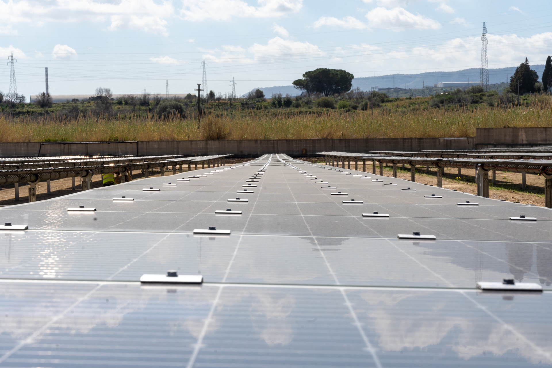 Centrale di Augusta: grazie a una potenza di circa 1,5 MW, l’impianto fotovoltaico presso l’ex centrale termoelettrica di Augusta (Siracusa) permetterà di evitare ogni anno l’equivalente di 1.500 tonnellate di anidride carbonica (CO2) e l’utilizzo di 800.000 metri cubi di gas, sostituendoli con energia rinnovabile prodotta localmente