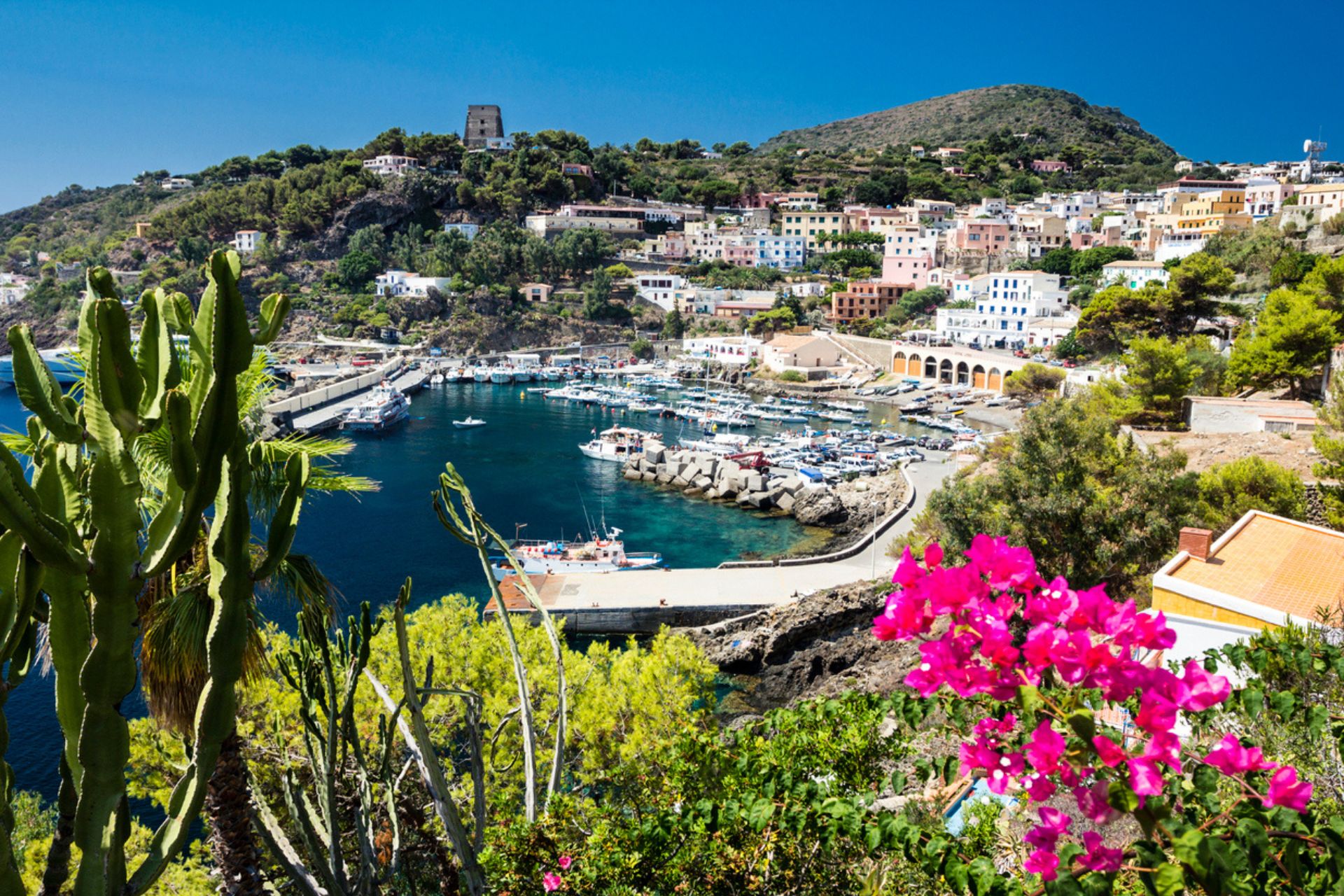 turismo sostenibile: Una veduta dell'isola di Ustica