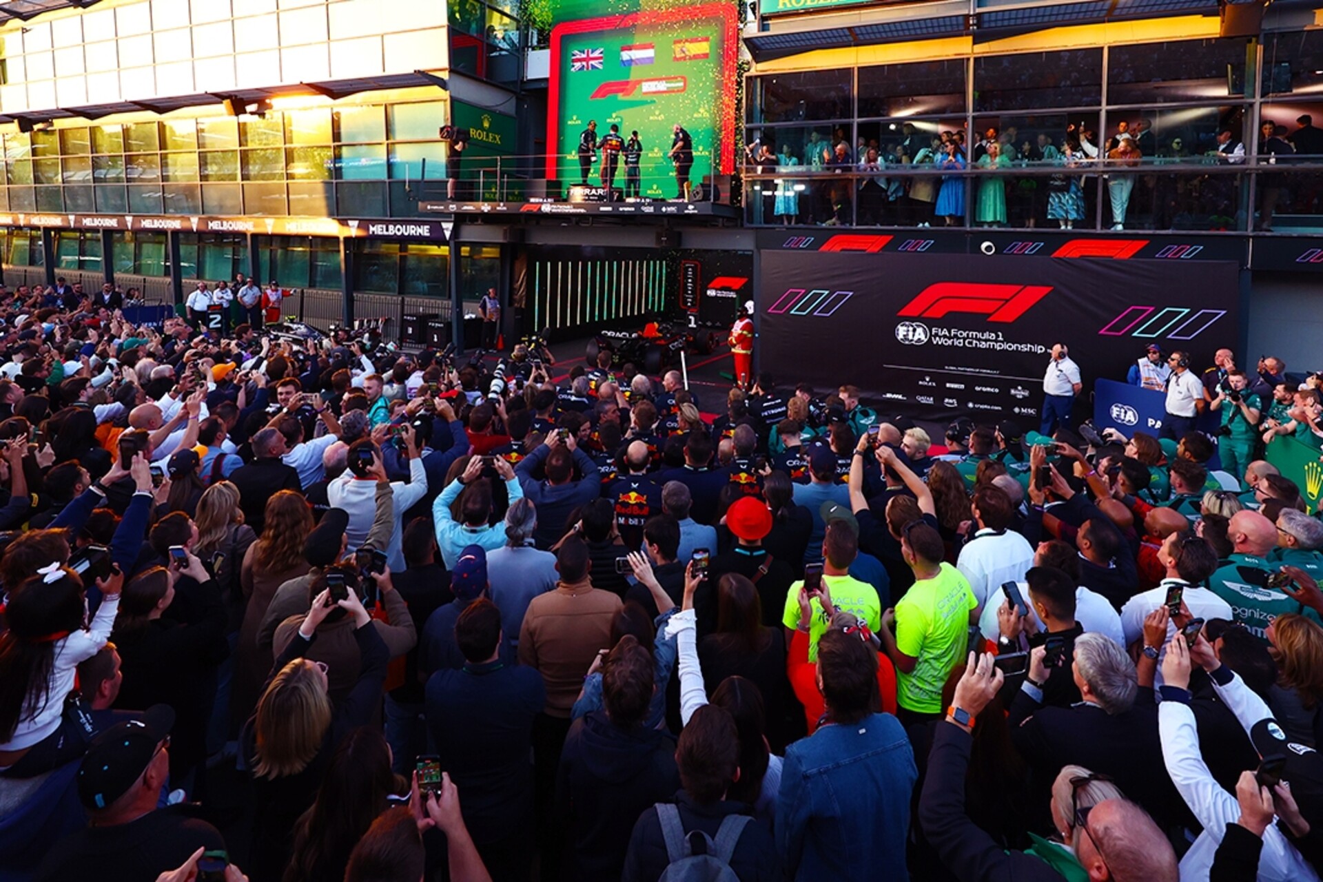 GP Australia: a fine corsa a Melbourne alcuni spettatori sono riusciti ad entrare in pista prima del termine della gara di Formula 1, ed ora sono attese penalità a carico degli organizzatori australiani del Gran Premio
