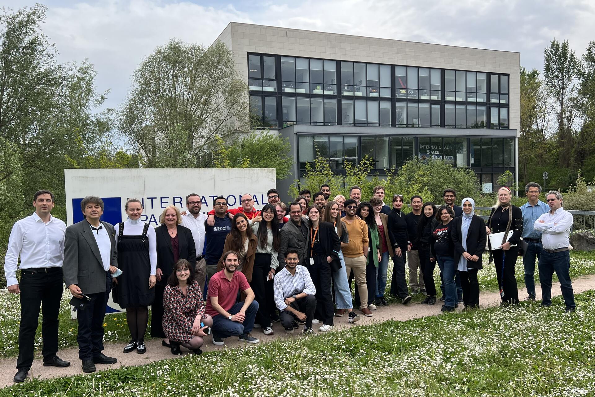 Deep Impact: un’immagine dello Space Workshop tenuto alla International Space University con studenti provenienti da 12 Paesi diversi: è stato un evento di grande impatto in cui sono state rilasciate delle scholarship, una sorta di prototipo anticipatore del Deep Impact