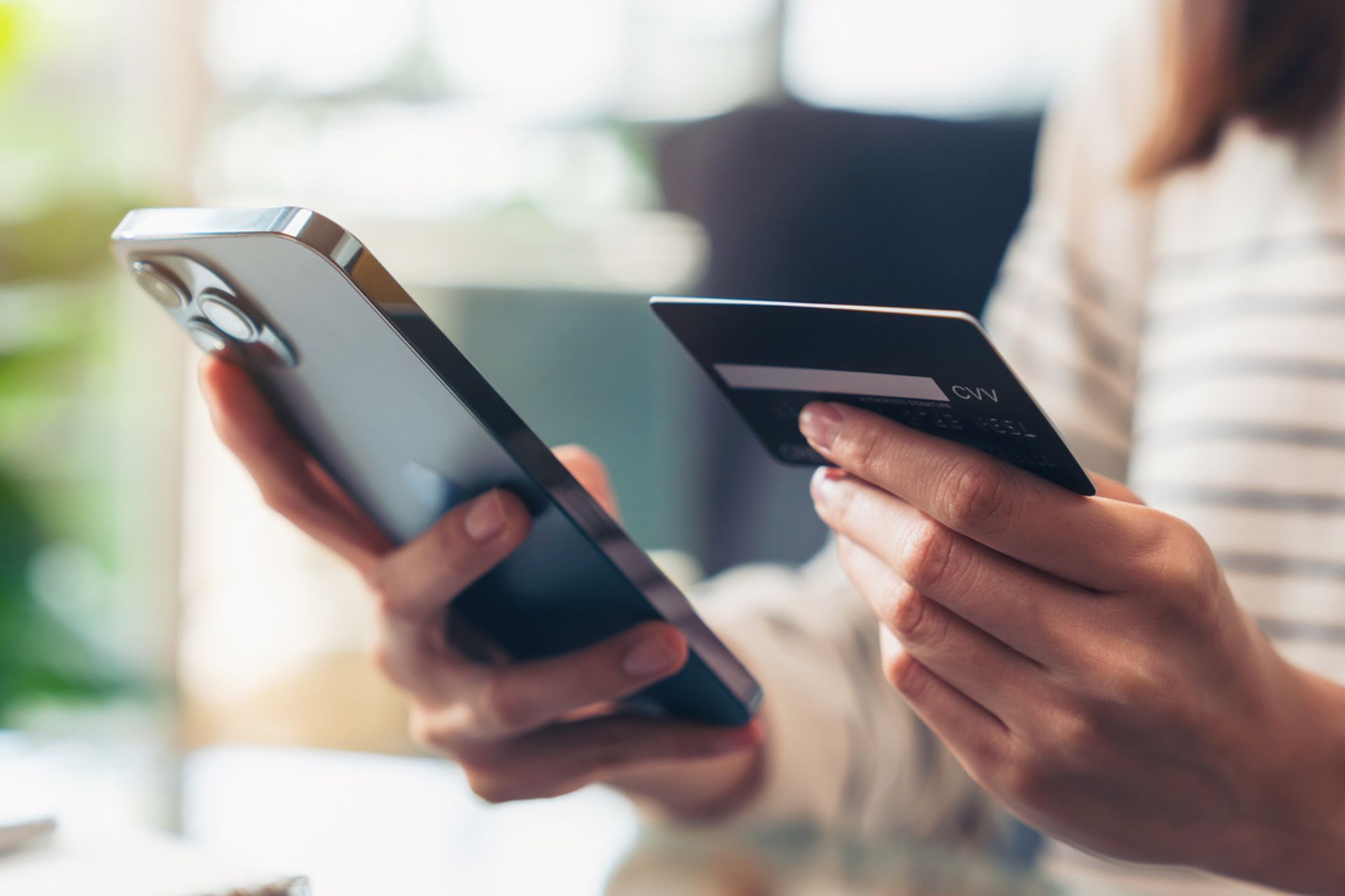 Codice del consumo: Donna fa acquisti su un e-commerce