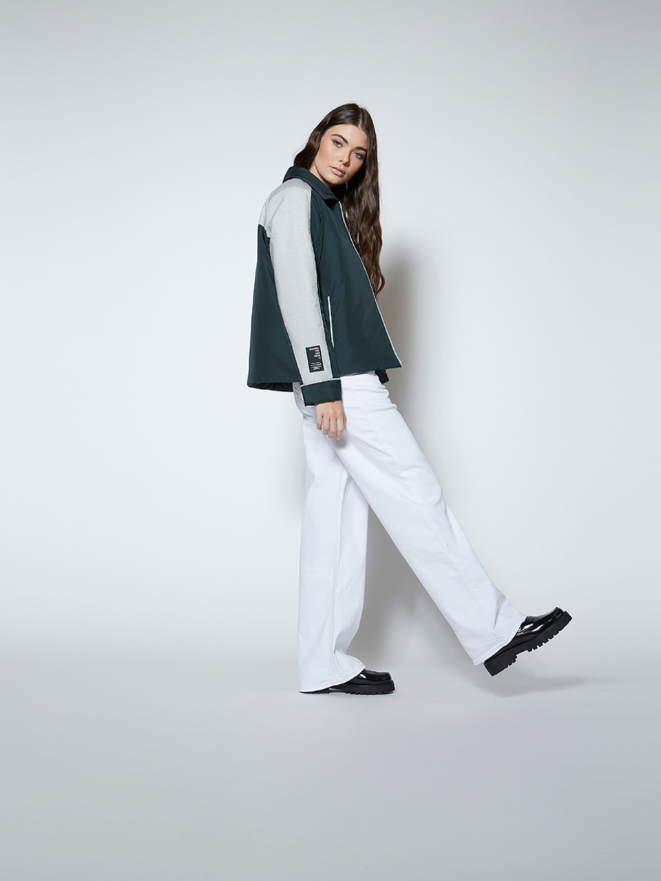 L'obiettivo di Fili Pari Srl Società Benefit, startup innovativa del settore FashionTech, è di progettare materiali e capi di abbigliamento, partendo da un elemento tipico del territorio italiano: il marmo.