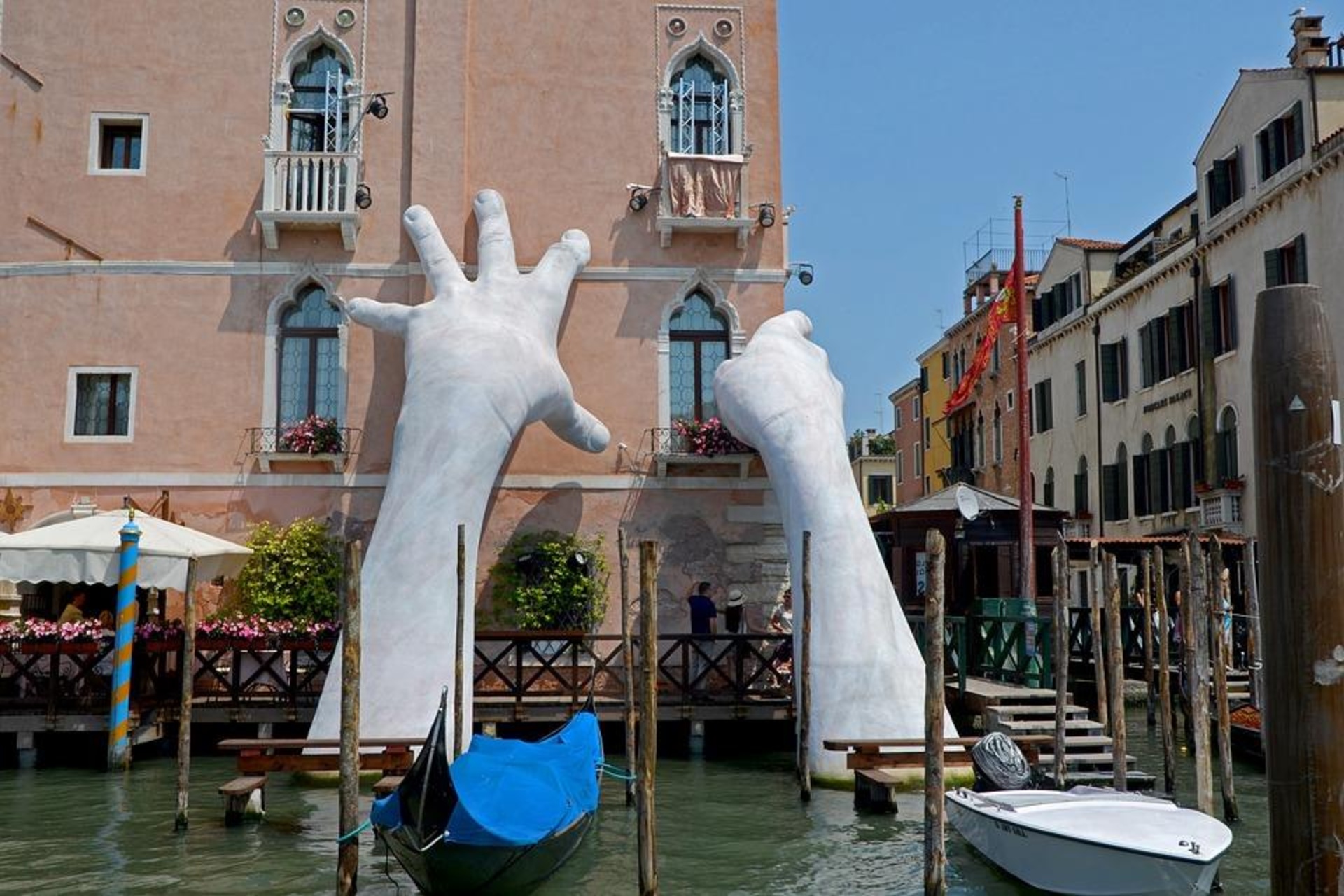 Formazione: l’installazione “Mani” a Venezia di Lorenzo Quinn, artista romano di 52 anni figlio di Anthony Quinn, star di Hollywood, è stata evocata dal Consorzio Universitario di Economia Industriale e Manageriale (CUEIM) con un frase di taglio ambientalista di Andy Warhol: “Credo che avere la terra e non rovinarla sia la più bella forma d’arte che si possa desiderare”