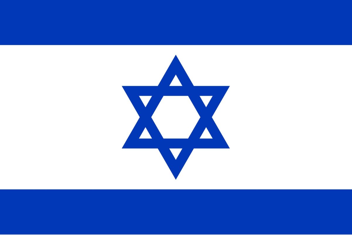 Bandiera di Israele con la Stella di David e strisce azzurre, simbolo delle notizie su Innovando News