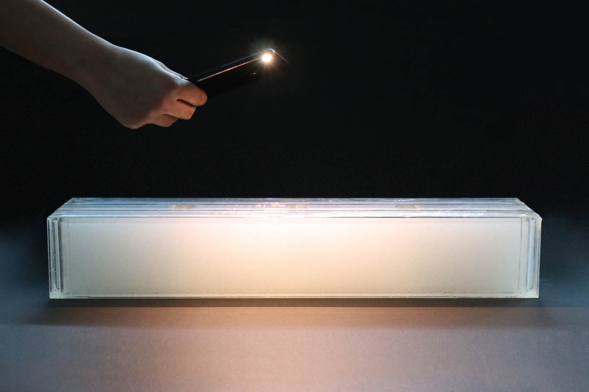Illuminazione: i mattoni di vetro aerogel sono termicamente isolanti e traslucidi, ma non sono ancora trasparenti, e quindi garantiscono la privacy