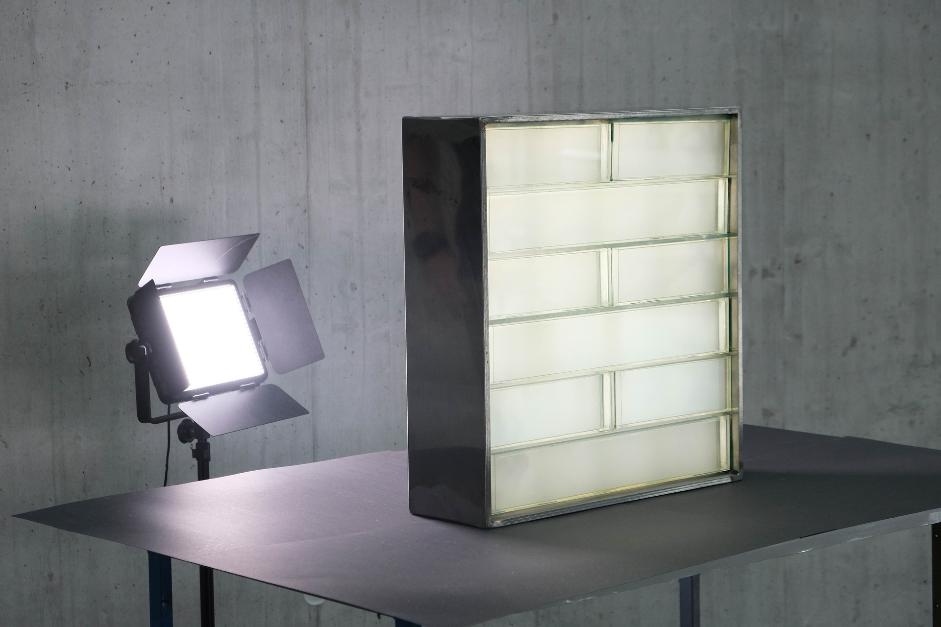 Illuminazione: un'intera parete di mattoni di vetro aerogel porta la luce diurna dall'esterno all'interno, insieme ai suoi effetti positivi sugli occupanti e i loro ritmi circadiani, ed è ancora molto offensiva