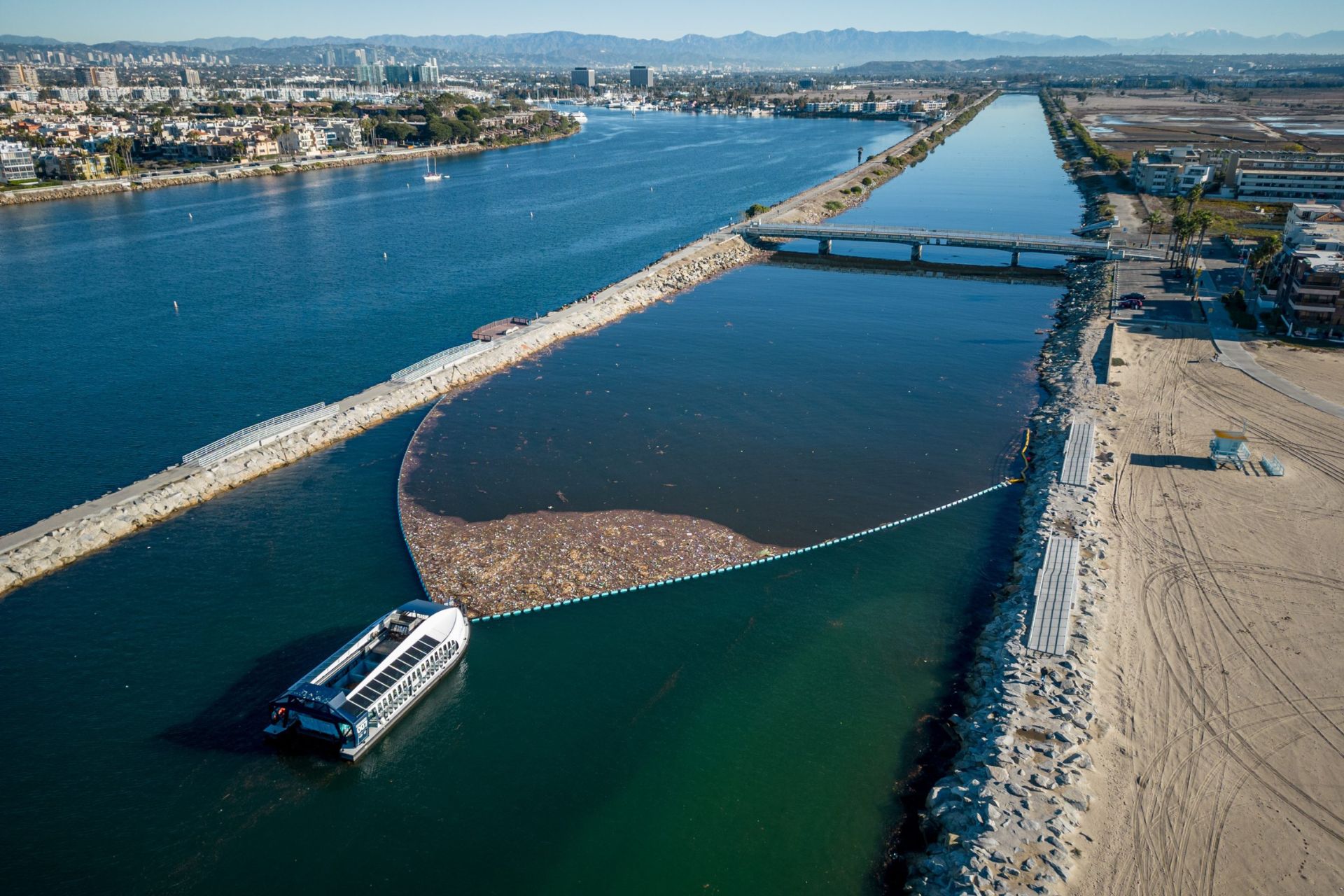 Ocean Cleanup: Ocean Cleanup al lavoro per recuperare la plastica