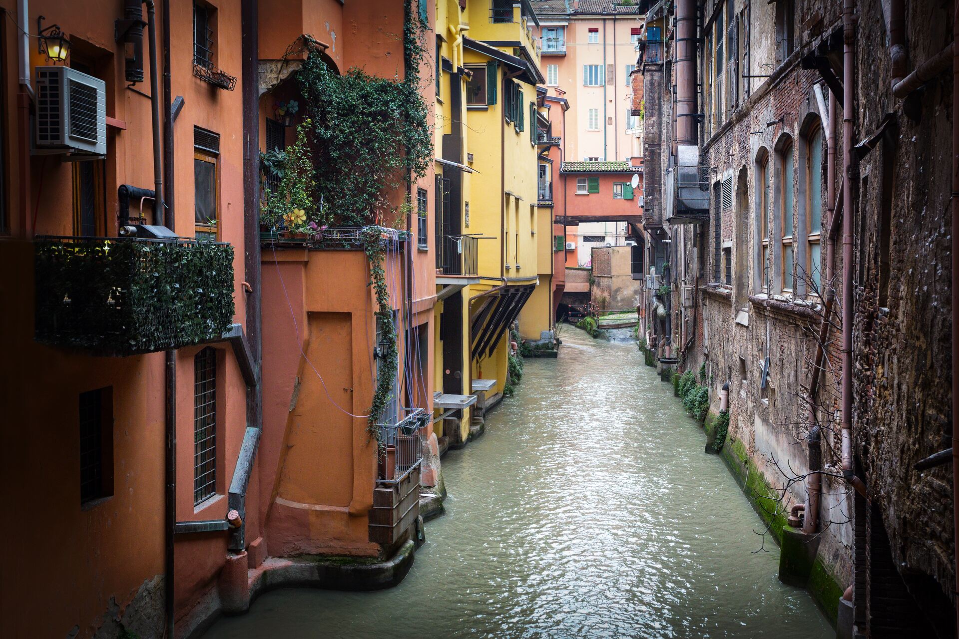 Pioggia: la finestrella di via Piella, affacciata sul Canale delle Moline, è uno dei “luoghi acquatici” più caratteristici del centro di Bologna