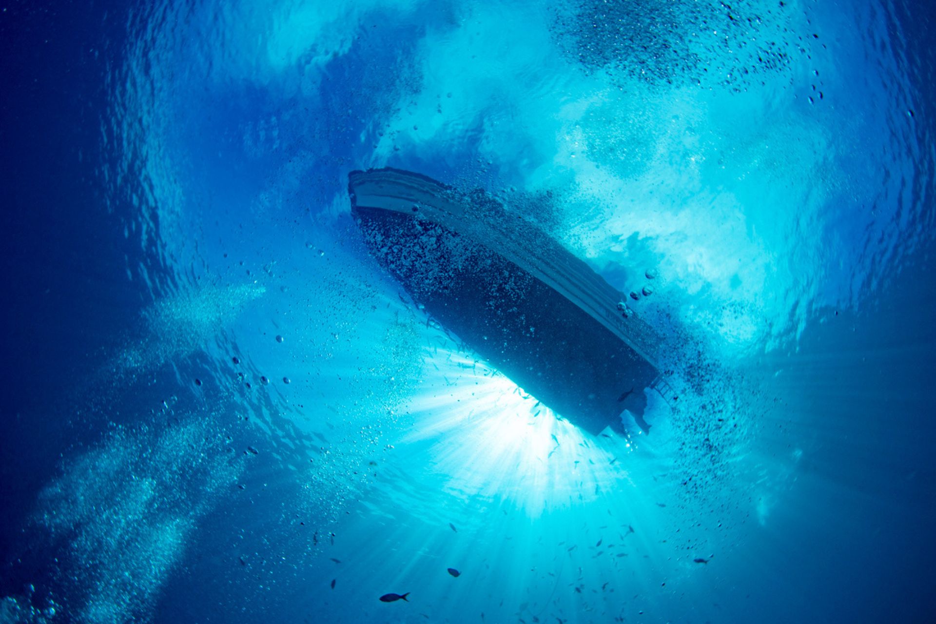 Immersioni sostenibili: Una barca nell'Oceano