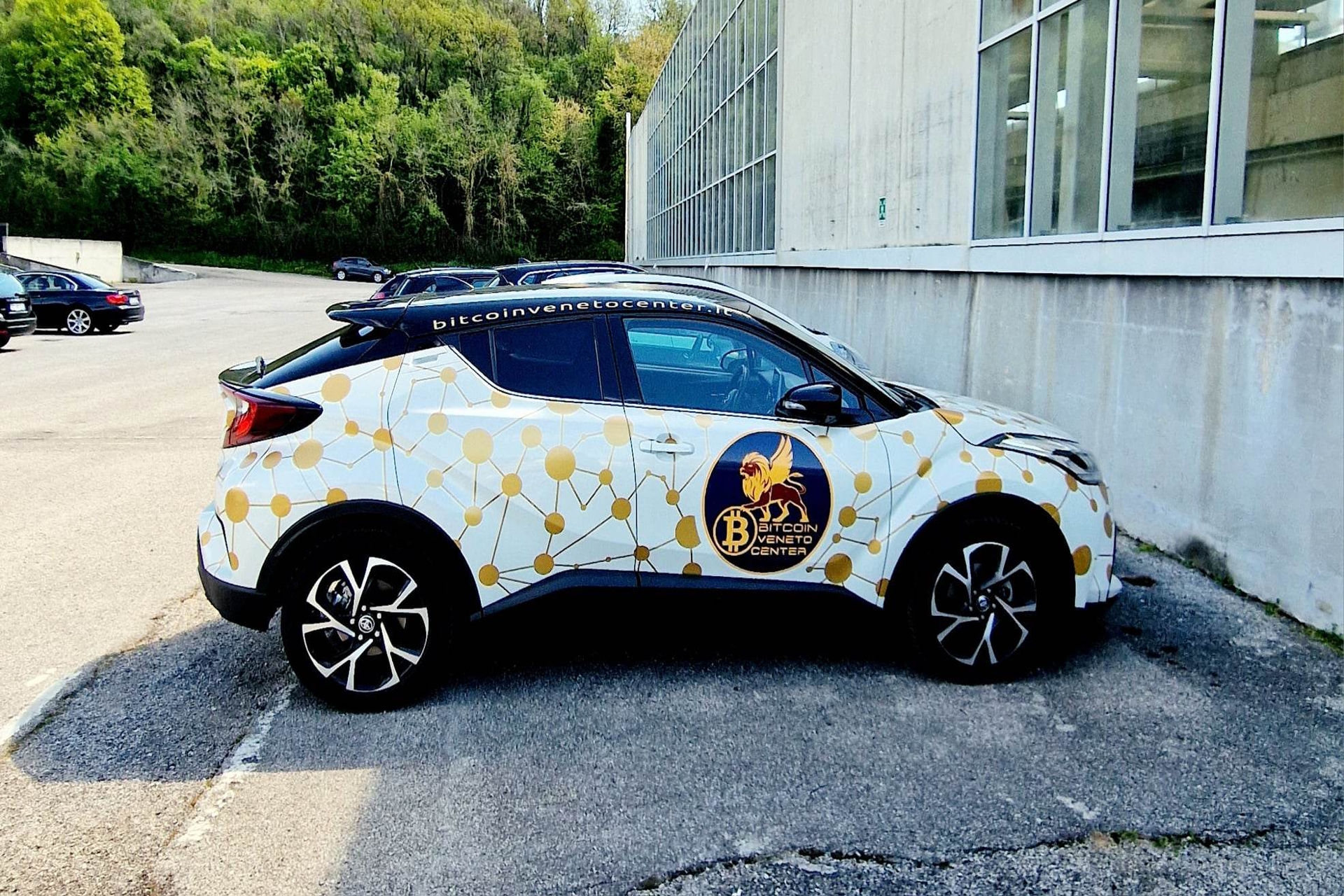 Web3: l'auto di rappresentanza di un negozio reale di cryptomonete ubicato ad Abano Terme, in provincia di Padova