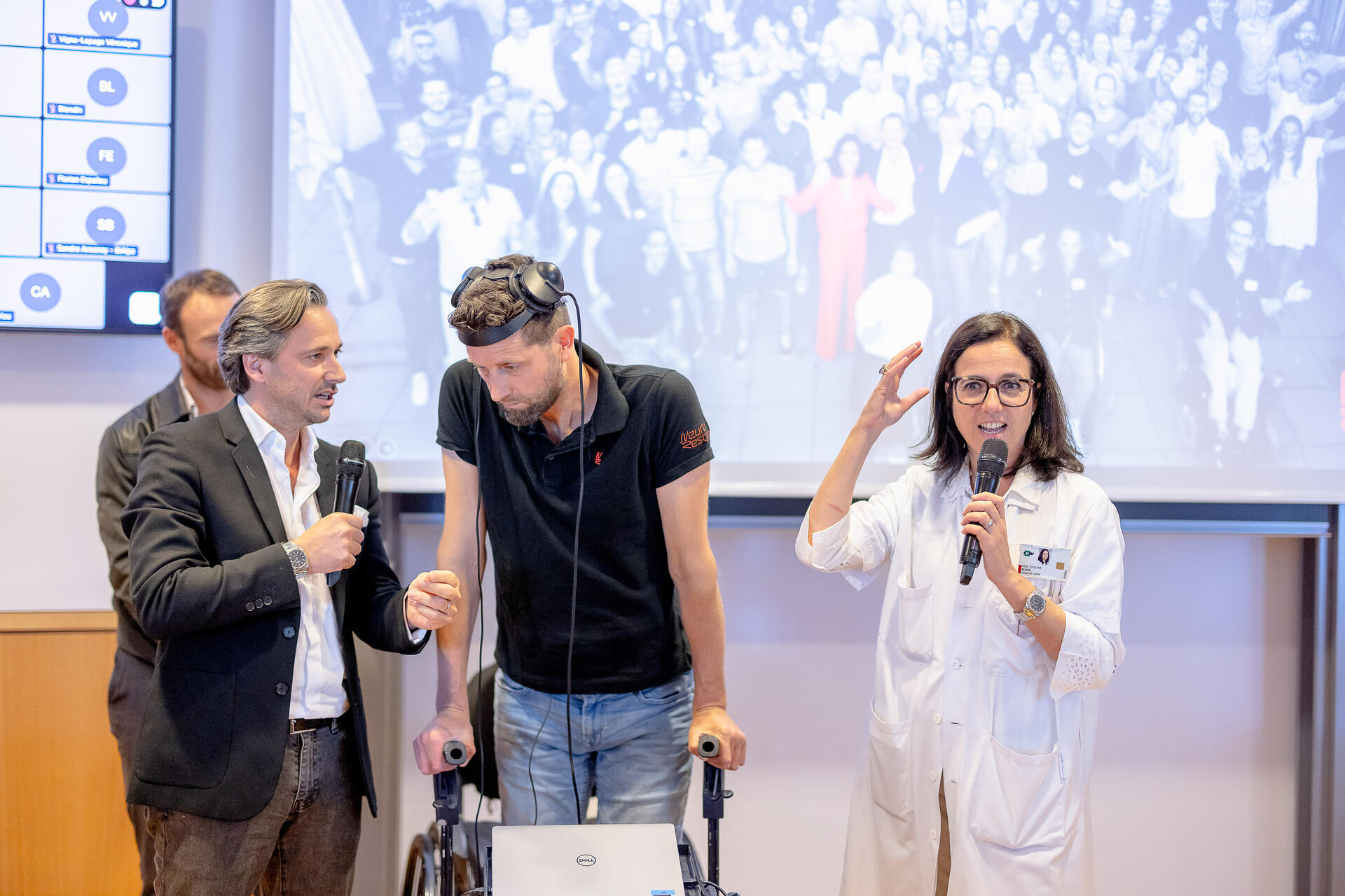 Camminare grazie al pensiero: la conferenza stampa di presentazione il 24 maggio 2023 a Losanna dell’efficace interfaccia wireless tra il cervello e il midollo spinale denominata BCI e sperimentata sul plaraplegico Gert-Jan Oskam alla presenza degli scienziati Grégoire Courtine, Jocelyne
