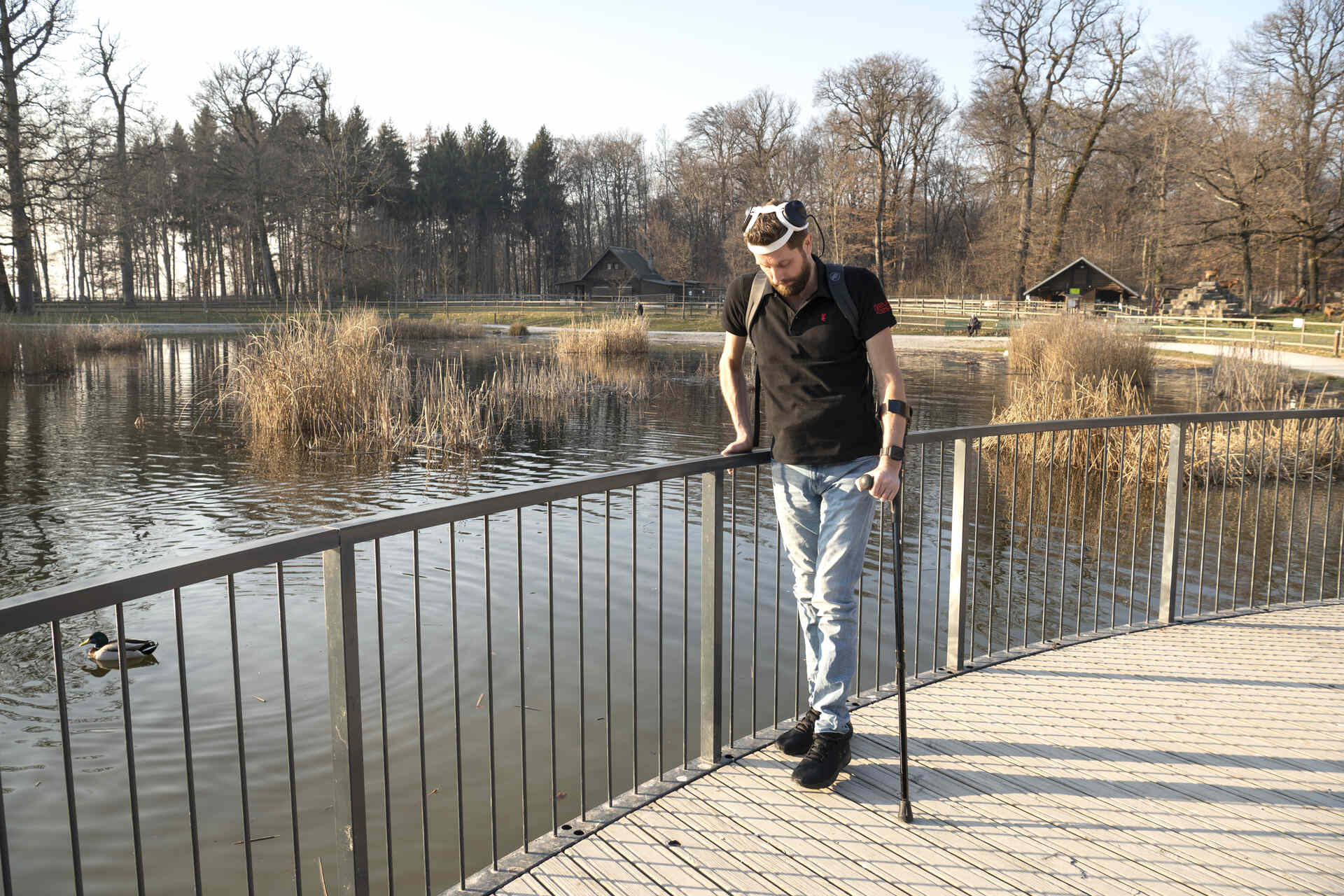 Camminare grazie al pensiero: Gert-Jan Oskam, rimasto paralizzato agli arti inferiori in seguito a un incidente in bicicletta, ha ripreso a camminare grazie a un ponte digitale fra cervello e midollo spinale