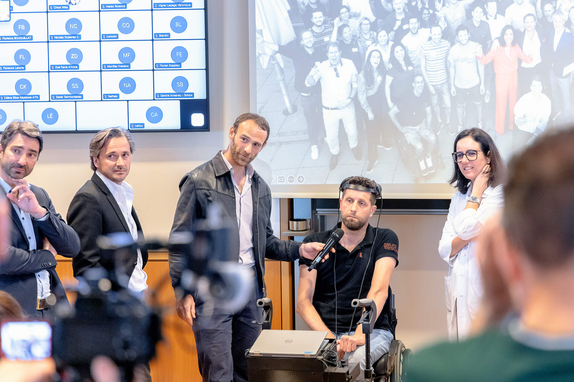 Camminare grazie al pensiero: la conferenza stampa di presentazione il 24 maggio 2023 a Losanna dell’efficace interfaccia wireless tra il cervello e il midollo spinale denominata BCI e sperimentata sul plaraplegico Gert-Jan Oskam alla presenza degli scienziati Grégoire Courtine, Jocelyne
