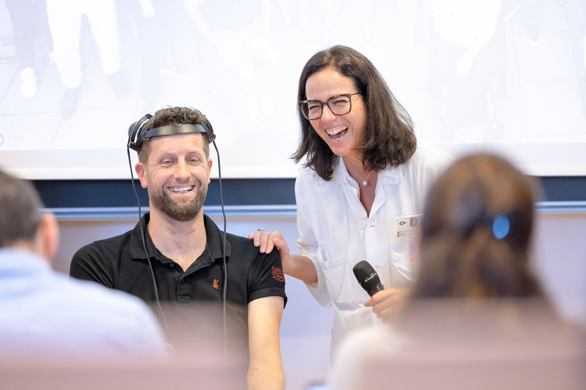 Camminare grazie al pensiero: la conferenza stampa di presentazione il 24 maggio 2023 a Losanna dell’efficace interfaccia wireless tra il cervello e il midollo spinale denominata BCI e sperimentata sul plaraplegico Gert-Jan Oskam alla presenza degli scienziati Grégoire Courtine, Jocelyne