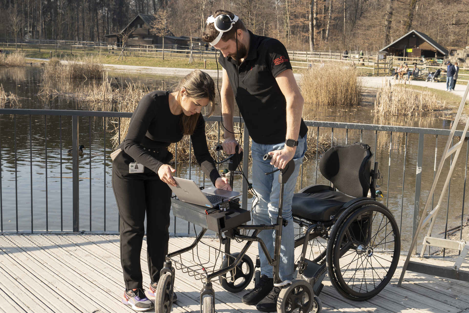 Camminare grazie al pensiero: Gert-Jan Oskam, rimasto paralizzato agli arti inferiori in seguito a un incidente in bicicletta e che ha ripreso a camminare grazie a un ponte digitale fra cervello e midollo spinale, al Centre Hospitalier Universitaire Vaudois